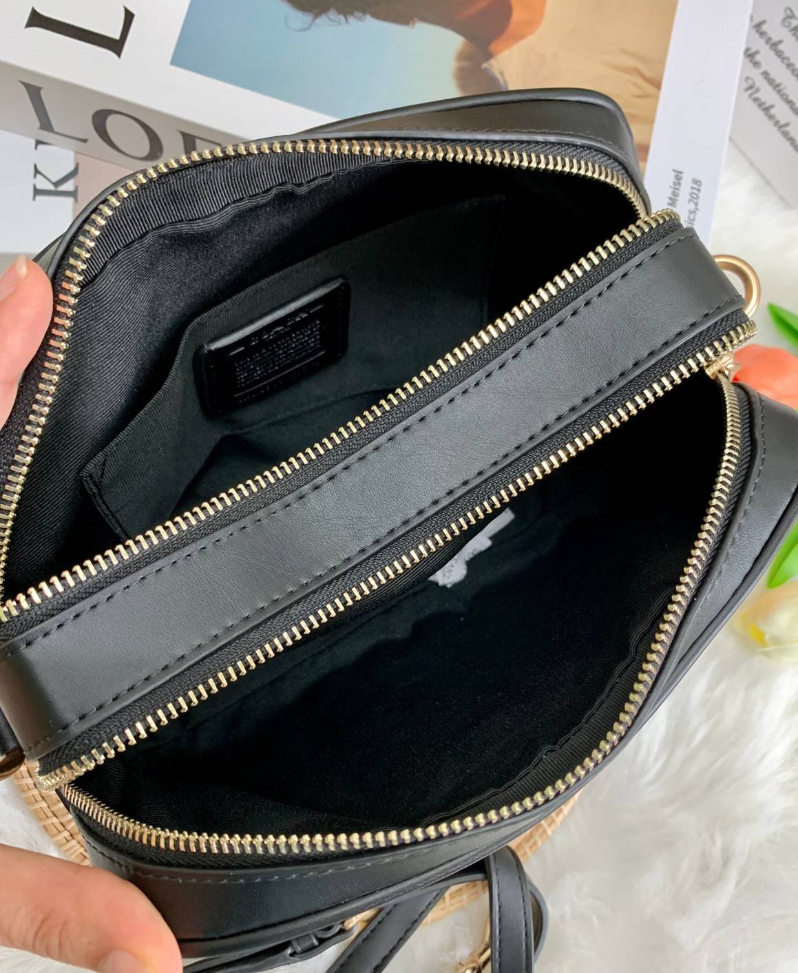 COACH C1569 JES CROSSBODY WITH LINEAR QUILTING ใหม่ล่าสุด!! กระเป๋าสะพายข้าง รุ่น 2 ซิป ใบใหญ่จุใจ ดีไซน์ใหม่ เพิ่มลูกเล่นให้ดูหรูหรายิ่งขึ้น วัสดุหนังสังเคราะห์บุเป็นลายเส้นสวยงาม เปิด-ปิดด้วยซิป 2 ช่องหลัก ใช้งานง่าย ทรงสวยมากๆรุ่นนี้ มาพร้อมสายสะพาย cr