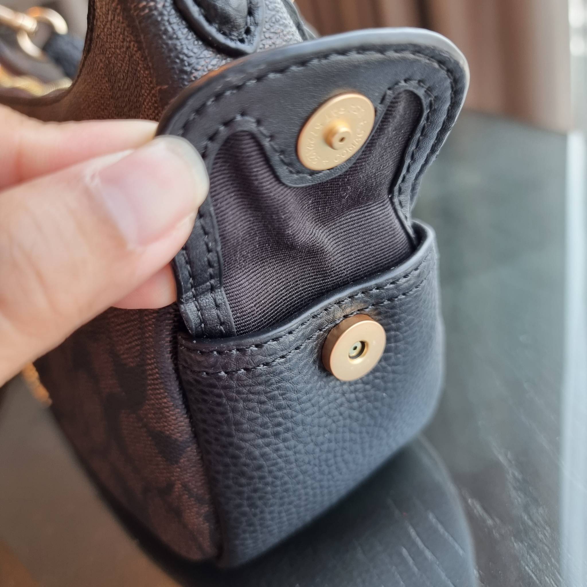 COACH C7223 PENNY SHOULDER BAG 25 IN SIGNATURE CANVAS คอลเลคชั่นเพนนีสุดคิ้วท์ ในรูปแบบของกระเป๋าสะพายไหล่กึ่งทรงพอช พร้อมเสิร์ฟความสวยถึงบ้านไปเลย!! ด้วยดีไซน์คลาสสิคย้อนยุค ที่แอบแฝงความเรียบหรู มาพร้อมสายสะพาย 2 เส้น เป็นสายคล้องมือและสายสะพายครอสบอดี้