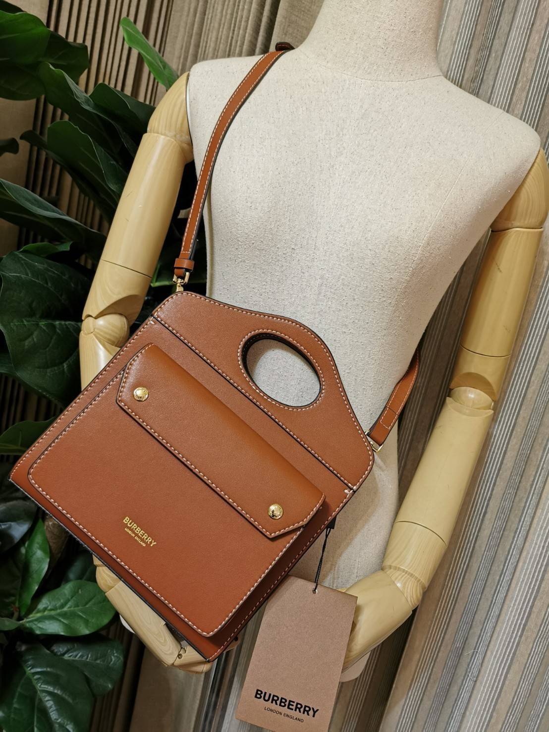 BURBERRY FRAGRANCES CROSSBODY BAG VIP GIFT WITH PURCHASE (GWP) พรีเมี่ยมกิ๊ฟ Limited Edition ใหม่ล่าสุดจาก BURBERRY PERFUME วัสดุหนังแท้ Calf Skin ทรงเหลี่ยม ดีไซน์สวยหรูอยู่ทรง ด้านหน้ามีช่องใส่ของ ภายในโล่งกว้าง มีช่องซิปแบรนด์ สามารถใส่กระเป๋าสตางค์ใบย