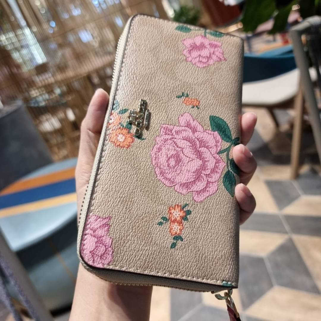 COACH ACCORDION ZIP WALLET IN SIGNATURE CANVAS WITH PRAIRIE ROSE / JUMBO FLORAL / CAMO ROSE FLORAL / MEDLEY BOUQUET PRINT ((F31572/F39189/F26290/F2859)) สวยคลาสสิคไม่มีใครเกิน!! กระเป๋าสตางค์ใบยาว ลวดลายสวย สีสันโดดเด่น วัสดุหนังแคนวาสเคลือบ เปิด-ปิดด้วยซ