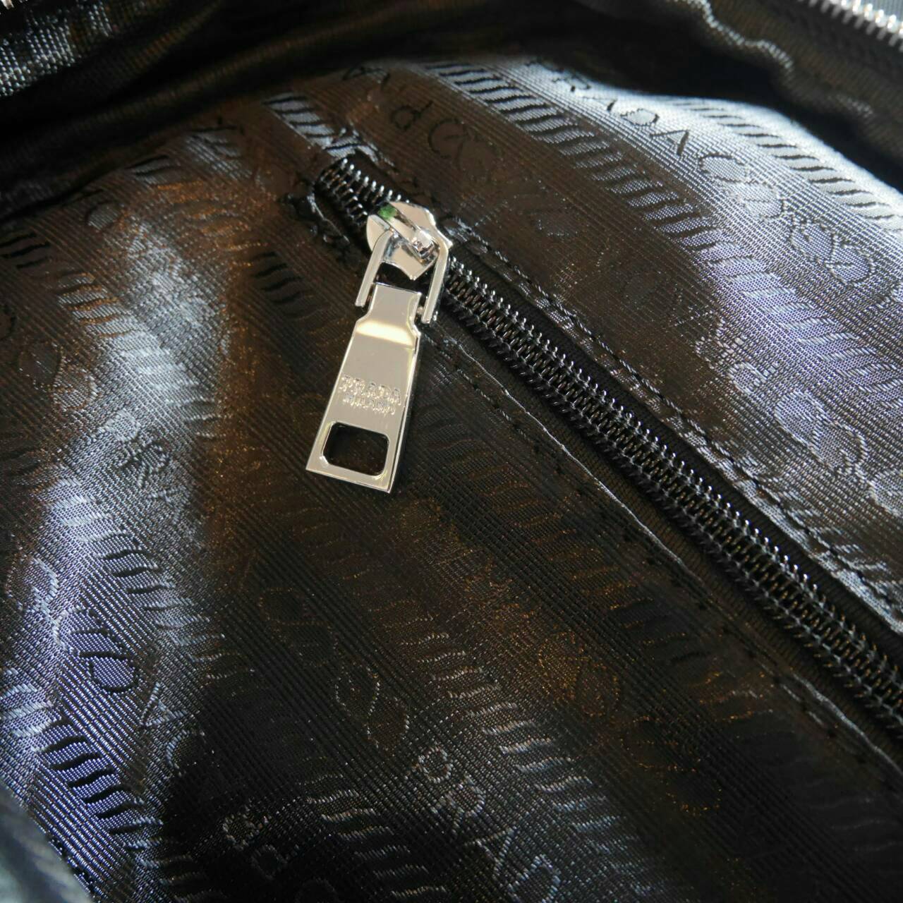 มาละค้า รุ่นที่สายลุยรอคอยกับ Prada backpack จากงานพรีเมี่ยมกิ้ฟจากเคาร์เตอร์ต่างประเทศมาค้า วัสดุ Canvas ผสม Nylon **คุณภาพดี แข็งแรง ทนทาน กันน้ำได้ อะไหล่เงิน เงาวับ! ทั้งใบ **สวยหรูมากคะ มีช่องใส่ของแยกซิปหลายช่อง สุดคุ้ม ด้านในบุด้วยผ้าซับในปั้มแบรนด