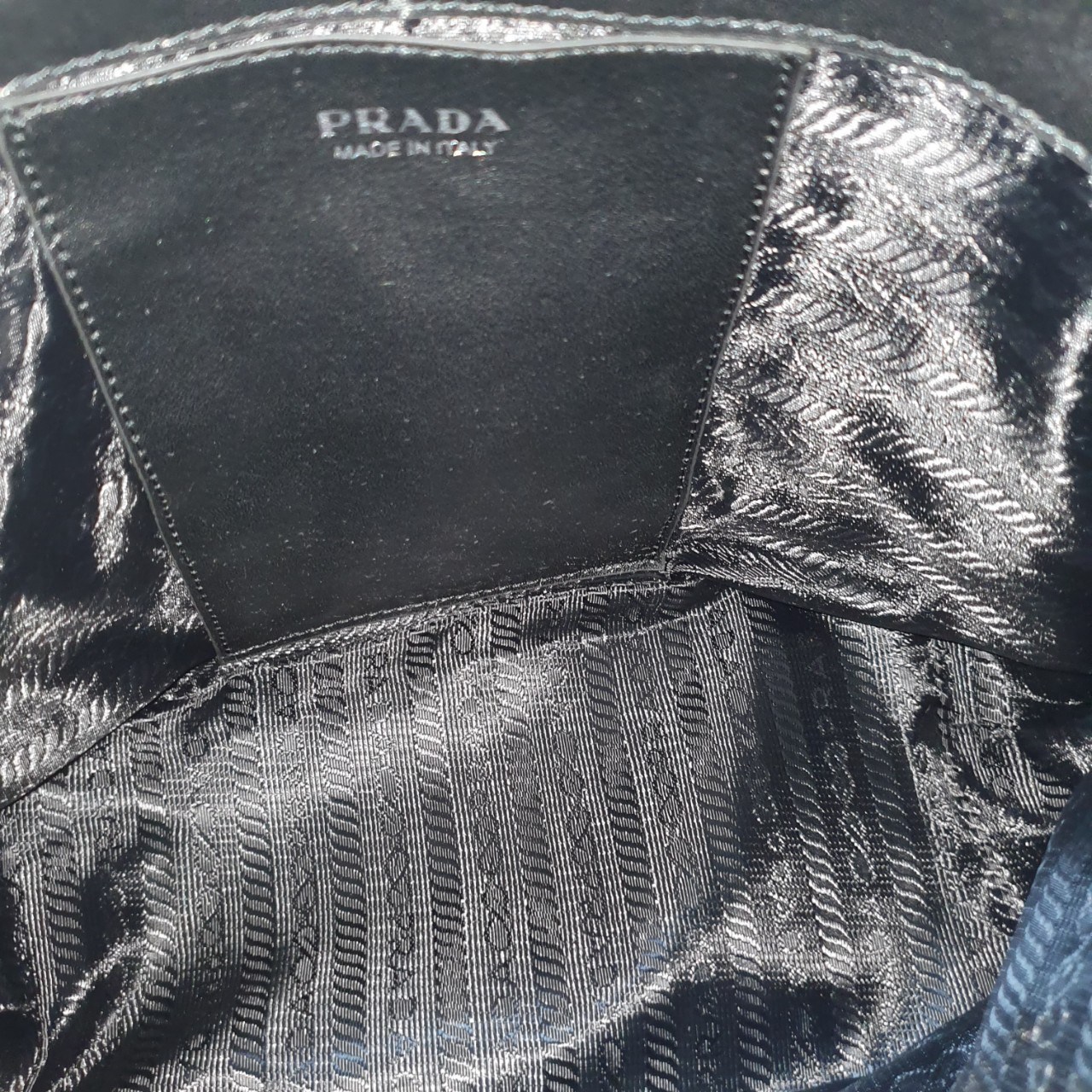 สินค้าใหม่!! NEW ARRIVIAL **ทรงขนมจีบไซส์ใหญ่ 🐰 งานพรีเมี่ยมกิ้ฟ จากเคาเตอร์ต่างประเทศ จากแบรนด์ PRADA วัสดุ NYLON สลับหนัง SAFFIANO ดีไซน์สวยหรูมากค่า เนื้อหนาซับในอย่างดี อะไหล่เงินทั้งใบ จุดเด่นคือ กระเป๋าสามารถ จุของได้เยอะมาก ด้านในมีช่องใส่ข