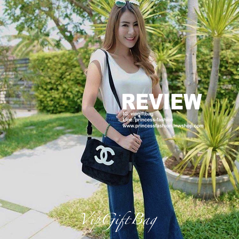 สีดำ MUST HAVE ITEM 2019 !! รุ่นยอดฮิตของ *วัยรุ่นสายสตรีท ทั่วโลก จากงาน CHANEL VIP GIFT *ของแท้100% *มีป้ายNOTFORSALE เป็นกระเป๋า ใบสวยรุ่นหายาก ขนาดกำลังดี ใช้ได้ทั้งหญิงชายเลยค่ะ ขนเฟอร์นิ่มมากกก เก็บของอย่างดี น้ำหนักเบา ด้านในมีช่องใส่ของจุกจิก MIX