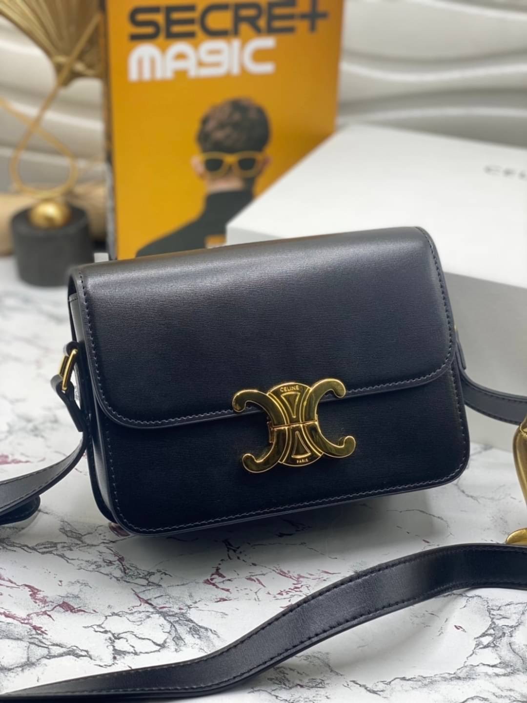 CELINE TRIOMPHE CROSSBODY BAG / CELINE TEEN ดีไซน์ยอดนิยมสไตล์ LISA ทรงสี่เหลี่ยมหนังสวยหรูอยู่ทรงเปิดปิดด้วยฝาปิดโลโก้แบรนด์อะไหล่ทอง ภายในมีช่องหลัก ช่องย่อย และช่องซิป สามารถใส่มือถือของใช้จุกจิกได้เยอะ มาพร้อมสายสะพายหนังยาวปรับระดับได้ จะสะพายไหล่ CR