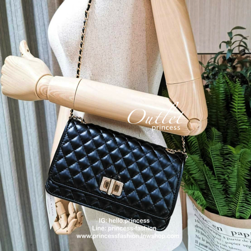 BEST SELLER! CHARLES & KIETH MINI CLUTCH BAG กระเป๋าสะพายทรงคลัชรุ่นยอดนิยมดีไซน์คลาสสิควัสดุหนังนิ่มลายตารางสวยอยู่ทรงขนาดมินิสไตล์ Chanel เปิดปิดด้วยตัวล๊อคแบบบิดอะไหล่ทอง ด้านหลังประดับโลโก้แบรนด์สวยดูดี มาพร้อมสายสะพายโซ่ร้อยหนัง Crossbody ได้สามารถซ้