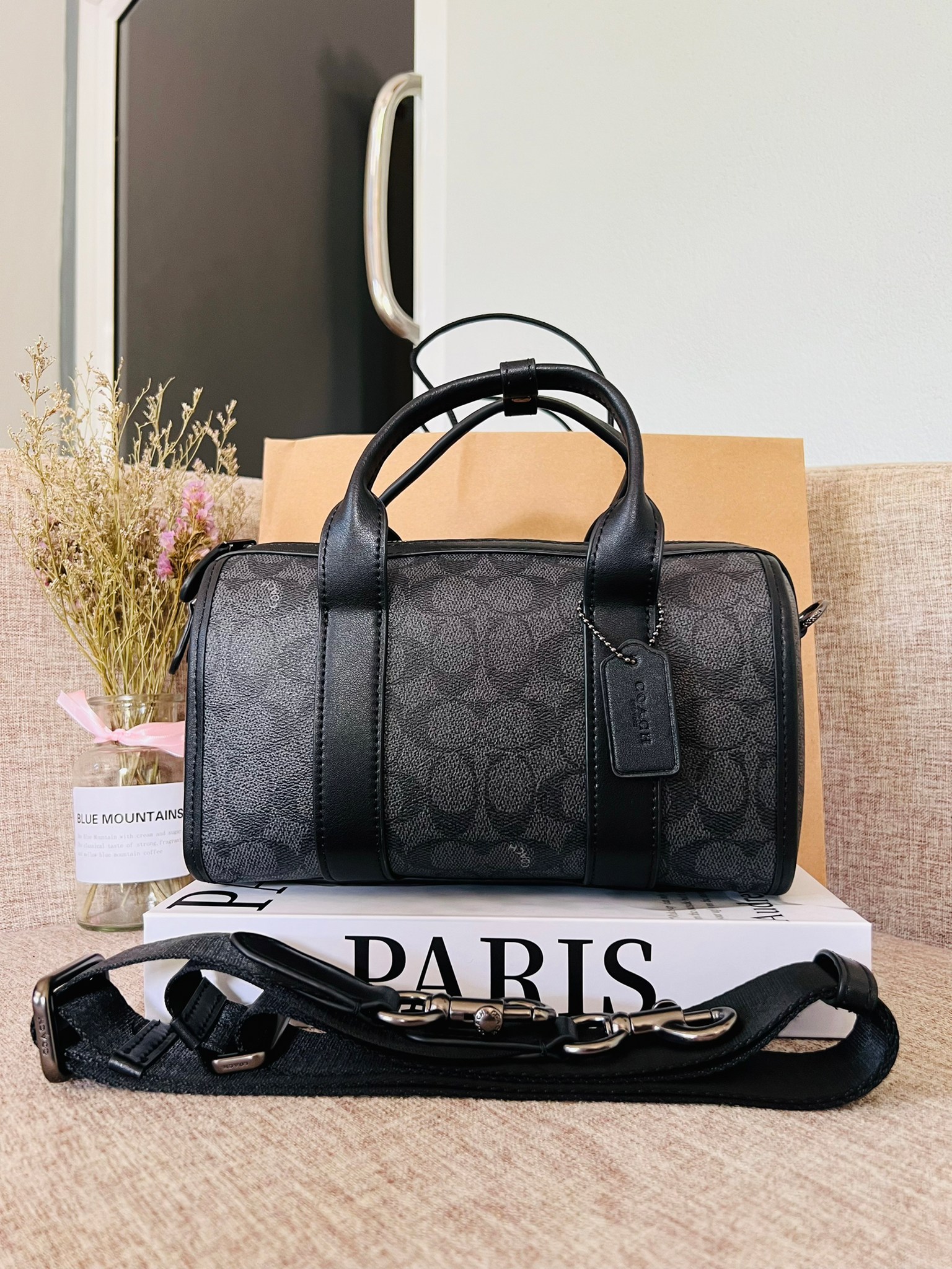 COACH GOTHAM DUFFLE 24 IN SIGNATURE CANVAS CA186 กระเป๋าทรงหมอนรุ่นใหม่สุด 2022 รุ่นนี้สามารถใช้ได้ทั้งชายหญิง หนังแท้อย่างดี นิ่มทรงสวย มากๆค่ะ เปิด-ปิดกระเป๋าแบบซิปคู่ด้านบนมีกระดุมรวบหูหิ้วให้ด้วยนะคะ ภายในกระเป๋าสามารถใส่สัมภาระที่จำเป็นในชีวิตประจำวั