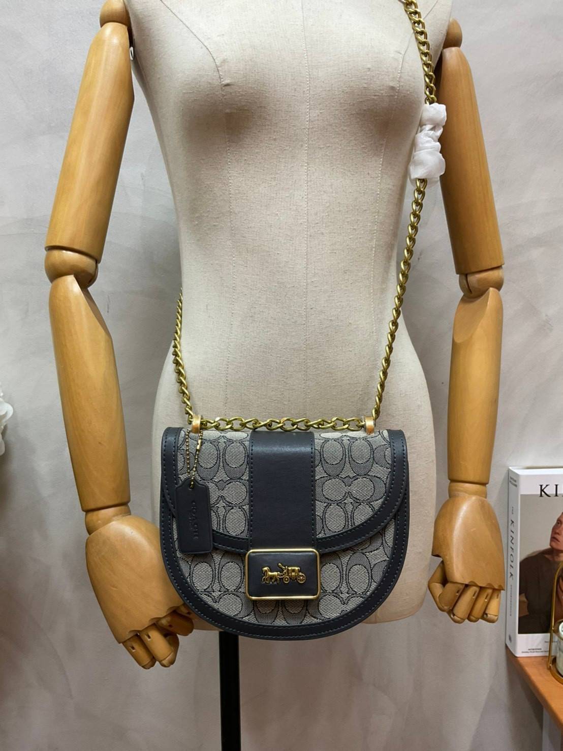 COACH ALIE SADDLE BAG IN SIGNATURE JACQUARD (C4694//C3464) New item!! กระเป๋าสะพายทรง saddle ดีไซน์วินเทจย้อนยุค แฝงความหรูในตัวด้วยอะไหล่สีทองเหลือง โดดเด่นไม่ซ้ำใครแน่นอน วัสดุผ้า jacquard สลับหนังแท้ ภายในเป็นช่องโล่ง มาพร้อมสายสะพายครอสบอดี้ ที่สามารถ