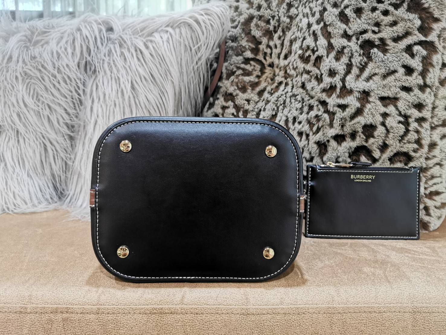 BURBERRY FRAGRANCES BUCKET BAG GIFT WITH PURCHASE พรีเมี่ยมกิ๊ฟ Limited Edition จาก BURBERRY PERFUME วัสดุหนังแท้ CalfSkin สวยหรูอยู่ทรง มาพร้อมกระเป๋าคลัชเล็กเข้าชุดกันสายคล้องสามารถถอดแยกใช้ได้ ภายในโล่งกว้างและจุสามารถใส่กล้อง มือถือ ของใช้ได้เยอะ หูจั