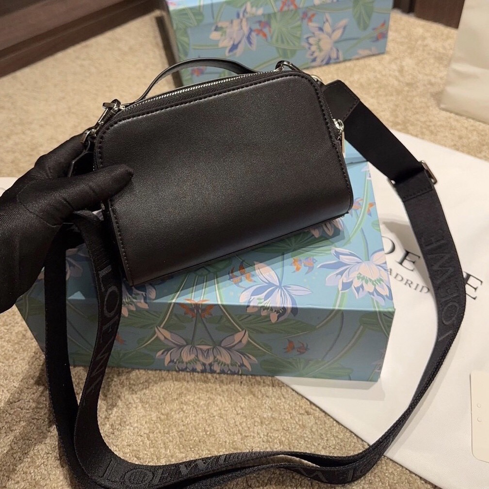 Loewe Mini Camera Crossbody Bag กระเป๋าสะพายทรงกล่อง เรียบหรูเป็นเอกลักษณ์ อย่างแท้จริง ปั้มโลโก้โดดเด่นสีเดียวกับพื้นหนัง ให้ความรู้สึกเรียบง่ายแต่แฝงความคลาสสิกในตัว