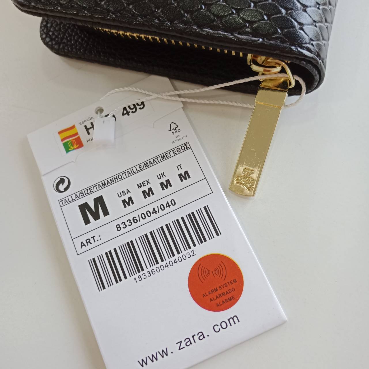 Restock! กระเป๋าสตางค์ยาว ZARA กระเป๋าสตางค์ใบยาวซิปรอบจาก ZARA Outlet หนังสีดำ ลายสวยไม่เหมือนใคร หนังนิ่มมือ ภายในมีโลโกอะไหล่ทอง มีช่องใส่บัตรหลายช่อง ใส่แบงค์ เหรียญ ได้ค่ะ ดีไซด์เรียบหรูหรือจะซื้อเป็นของขวัญ ใบนี้แนะนำเลยคะ!