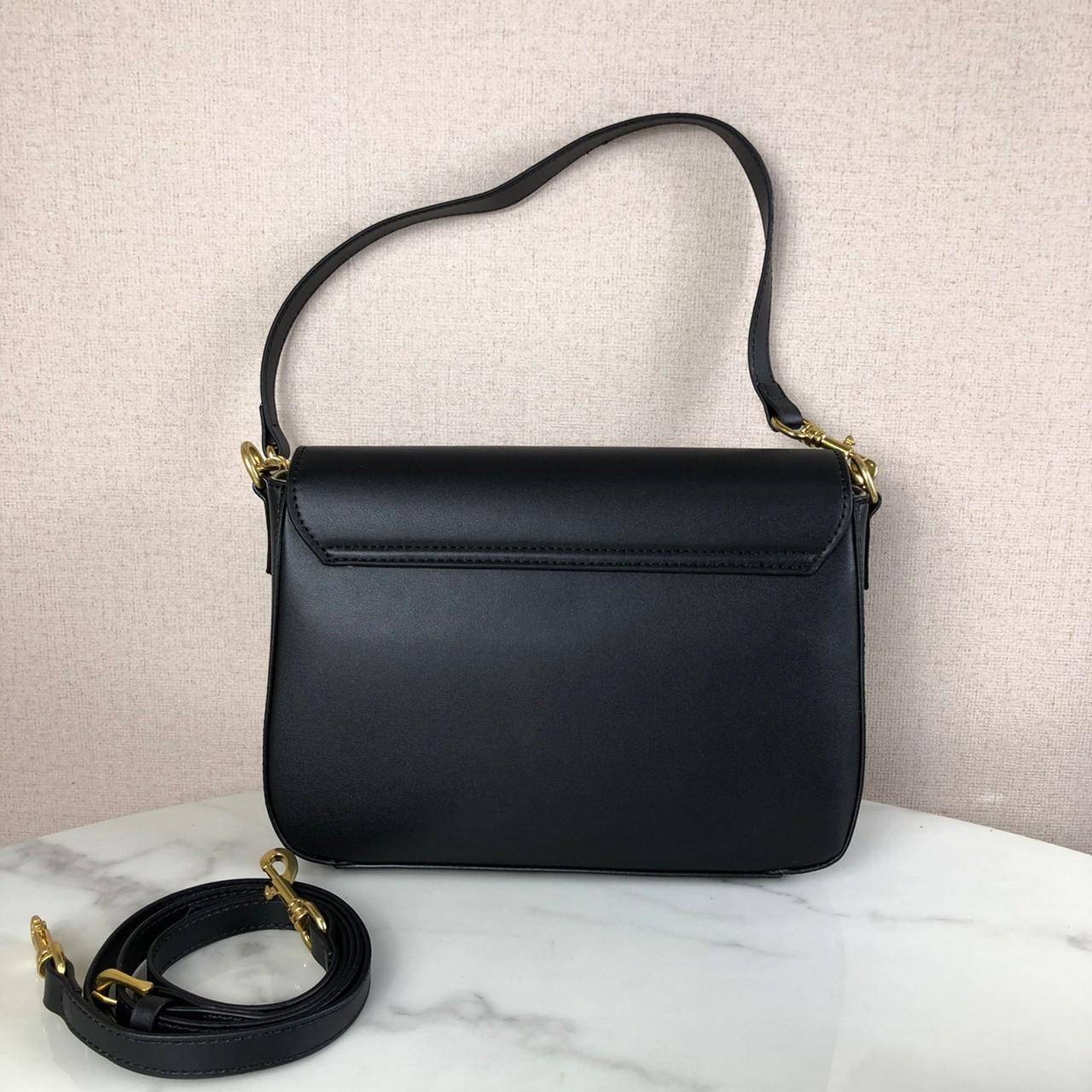 กระเป๋าถือและสะพาย TORY BURCH เปิด - ปิดกระเป๋าด้วยกระดุมแม่เหล็ก ด้านในแบ่งเป็น 2 ช่องใหญ่ และมี 1 ช่องซิป กับ 1 ช่องเล็กค่ะ สายสะพายสั้น 57 cm ถอดได้ ปรับไม่ได้ค่ะ สะพายสะพายยาว สามารถถอดและปรับได้ 3 ระดับค่ะ