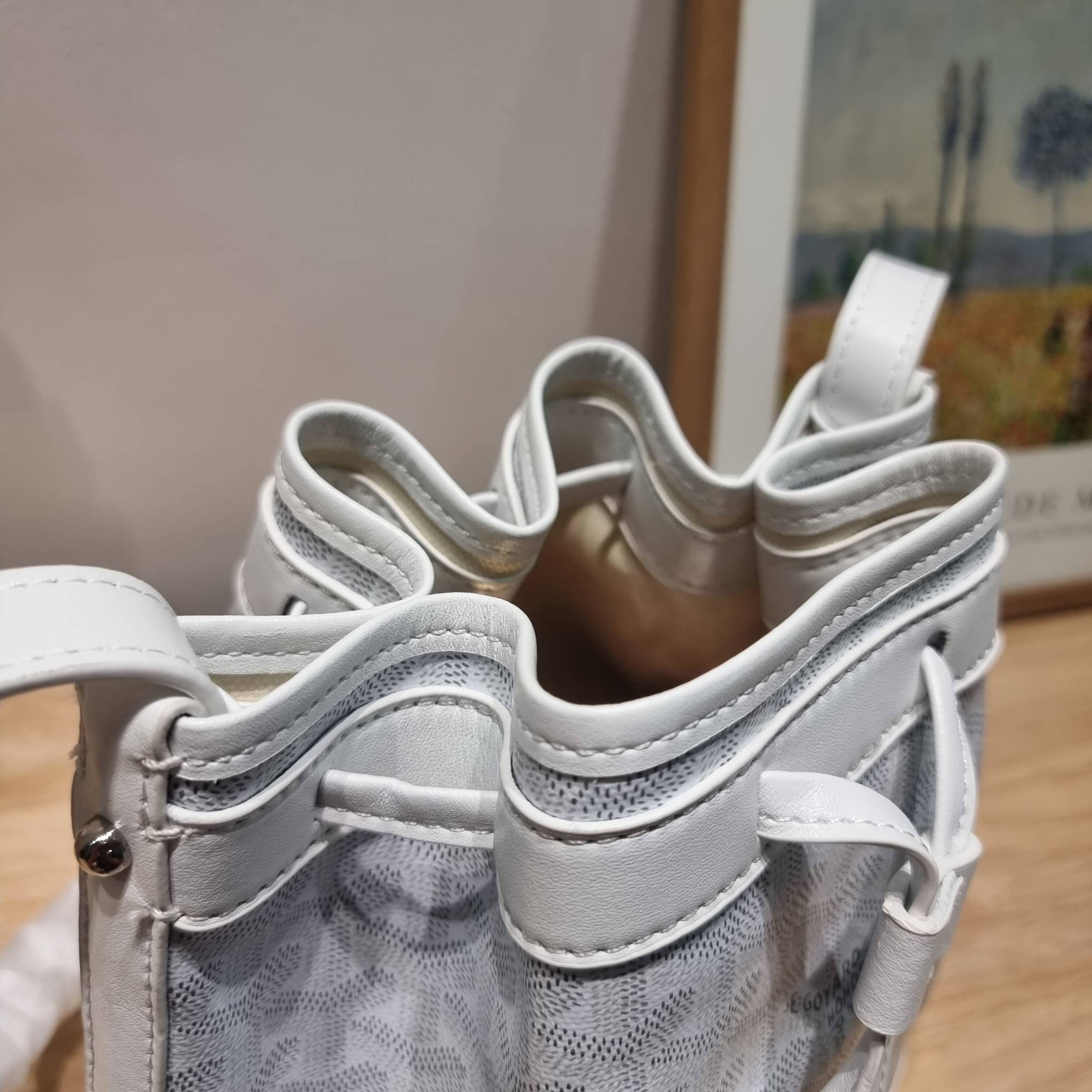 GOYARD PETITE FLOT BUCKET BAG กระเป๋าสะพายทรงบัคเก็ต ที่ดีไซน์สะดวกต่อชีวิตมาก รูปทรงคลาสสิค ดีไซน์เป็นเอกลักษณ์ สดใสทุกสี ดูผู้ดีในตัว วัสดุหนังแคนวาสพิมพ์ลายสวยคม ปากกระเป๋ารูดเปิด-ปิดได้ตามชอบ ภายในเป็นช่องโล่ง ใส่กระเป๋าสตางค์ มือถือ ได้ครบถ้วน มาพร้อ