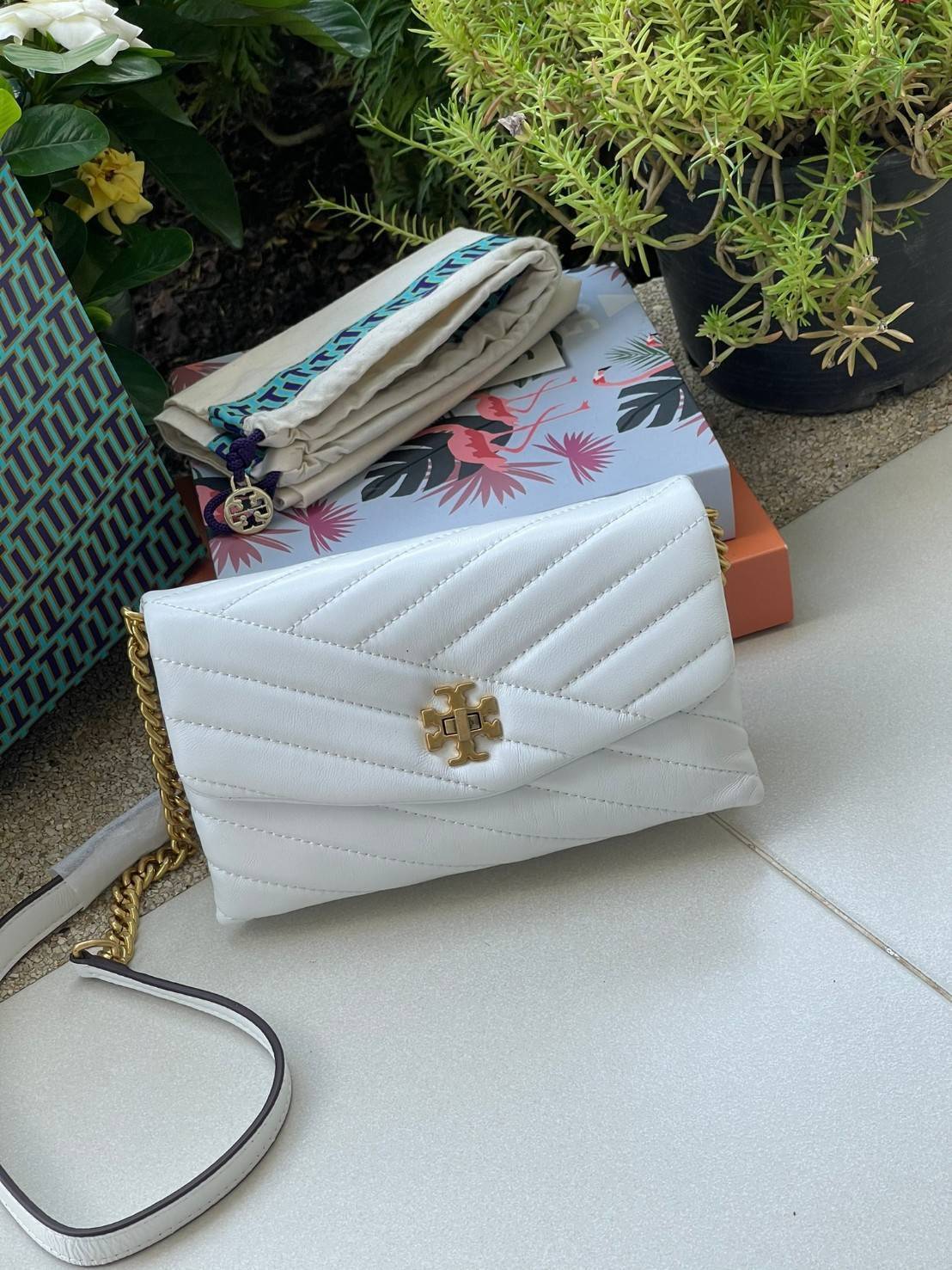 ของแท้ 💯% 】Tory Burch Kira Chevron Chain Wallet Bag เน้นความเรียบหรูดูแพง ต้องยกให้รุ่นนี้ ซึ่งมีขนาดกะทัดรัด ให้ลุคสาวมั่น Active ดูทะมัดทะแมง เหมาะสะพายในวันลำลอง และด้วยความที่เป็นแบรนด์ของทอรี่