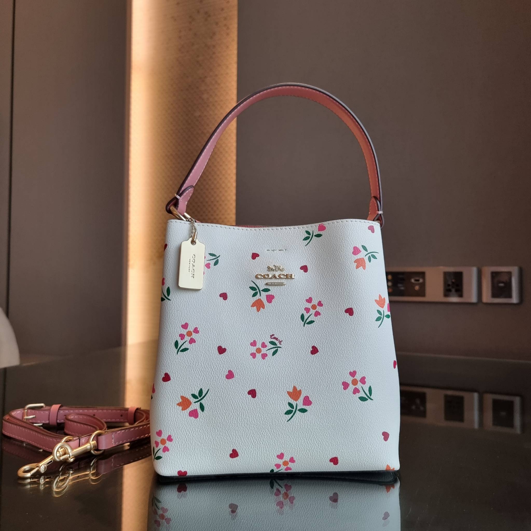 COACH C7976 SMALL TOWN BUCKET BAG WITH HEART PETAL PRINT 💕💜💕💝 คอลเลคชั่นใหม่ล่าสุด ที่พร้อมให้สาวๆได้สวยในเทศกาลแห่งความรัก กระเป๋าทรงบัคเก็ตไซส์เล็ก ดีไซน์ลวดลายสุดคิ้วท์ ช่อดอกไม้หัวใจ เห็นแล้วต้องปิ๊ง!! วัสดุหนัง pepble 
