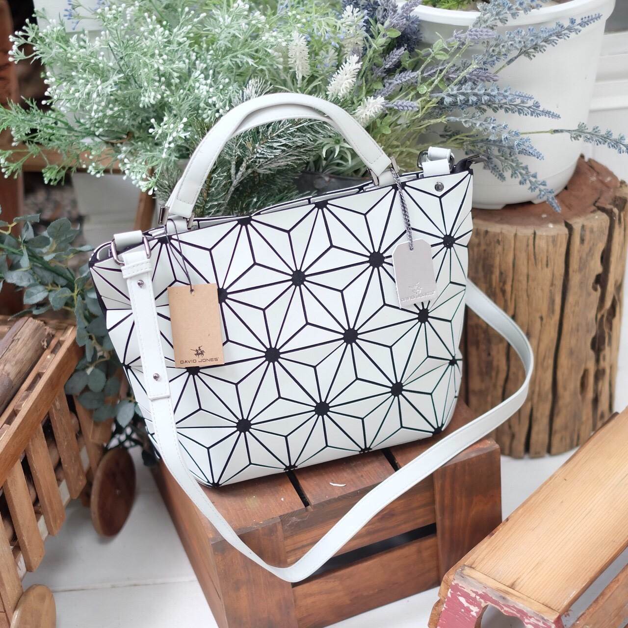 New Collection ka ' Matte Color ' ✨✨ สีด้าน มีให้เลือกถึง 4 สี 🍭🍭แถมยังลาย Limited edition หายาก 👍ปรับทรงได้ 2 แบบ น่ารักมาก จากแบรนด์ David Jones กระเป๋าสะพายข้างดีไซน์เกร๋มาก สีสวยหรูมาก ขนาดกะลังดีเลย น้ำ