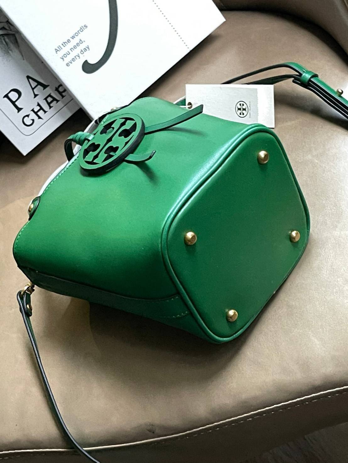 ของแท้ 💯% Tory burch miller mini bucket bag กระเป๋าทรงคลาสสิคจากTory burch มาพร้อมกับรูปทรงถัง ขนาดน่ารักกำลังดี