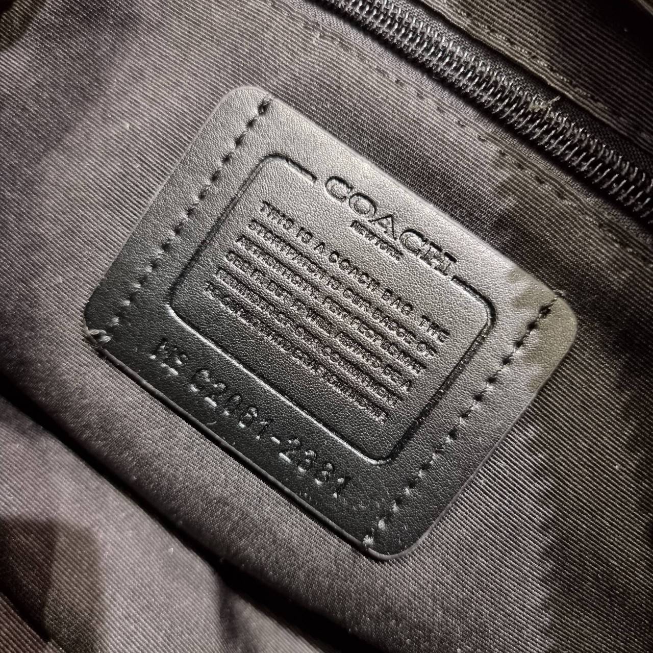 COACH EDGE CROSSBODY WITH CAMO PRINT ((2381, 2373)) ความเท่ never die!! กระเป๋าครอสบอดี้ทรงยอดฮิต ที่หนุ่มๆไม่ควรพลาด รูปทรงดีไซน์คลาสสิค ใช้งานง่าย วัสดุหนังแท้ตกแต่งตาข่ายพร้อมลายพริ้นท์ด้านหน้า สุดคูล!! ตัวกระเป๋ามีซิปหลัก และซิปด้านหน้า พร้อมช่องแยกด้