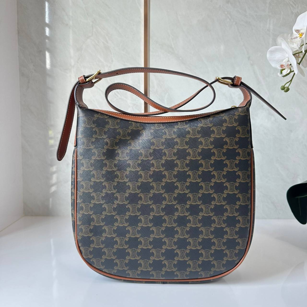 CELINE MEDIUM HELOÏSE BAG CUIR TRIOMPHE IN TRIOMPHE CANVAS AND CALFSKIN กระเป๋าสะพายทรง HOBO รุ่นฮอตตลอดไม่มีเอ้าท์ ใบใหญ่จะสัมภาระได้เยอะ