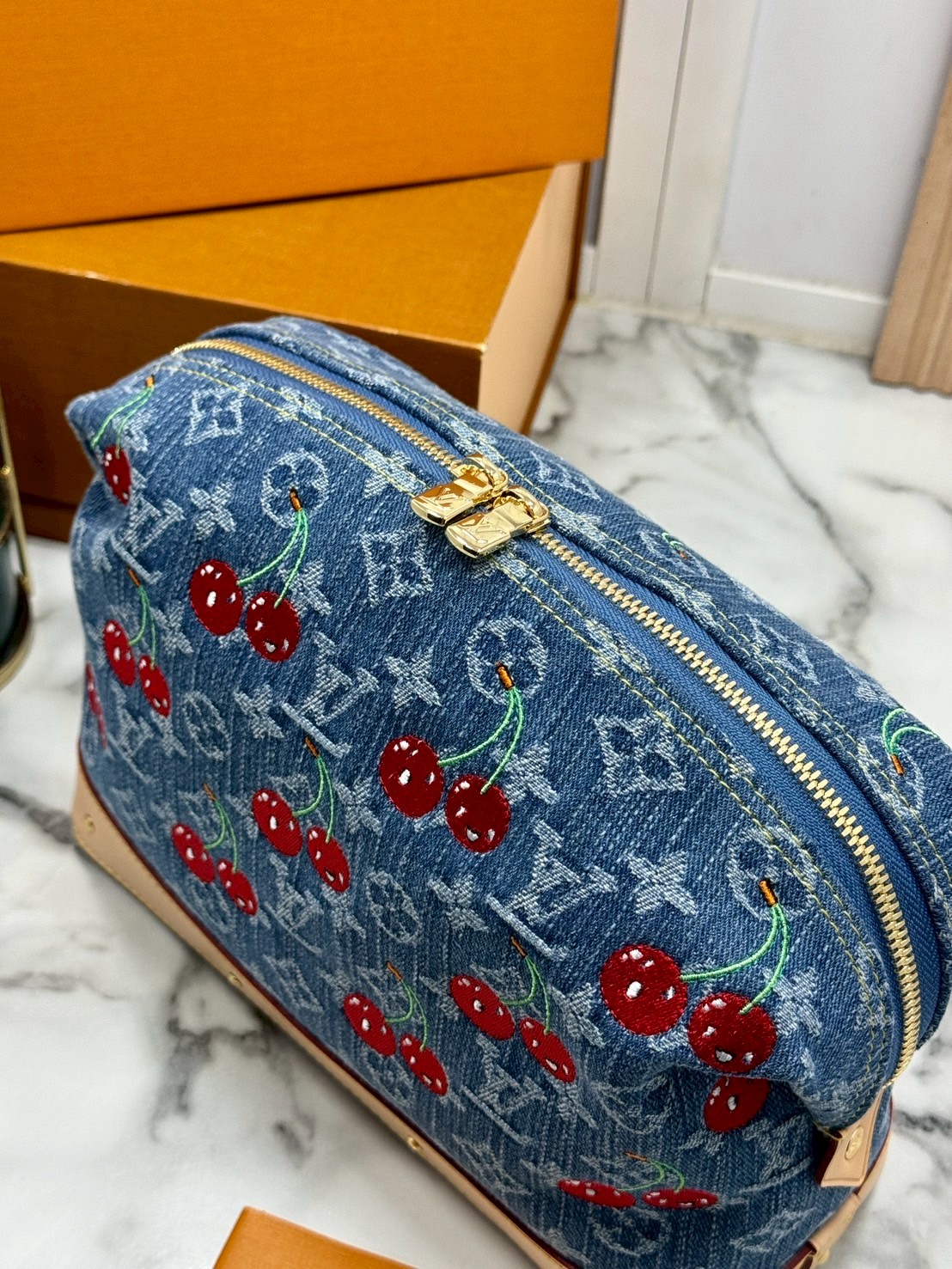 ORI หนังแท้ | LV x TM Cosmetic Pouch GM Monogram cherry denim กระเป๋าทรงพอช กระเป๋าเครื่องสำอางสไตล์โมโนแกรมเดนิม ตกแต่งด้วยงานปักเชอร์รี่สุดน่ารัก