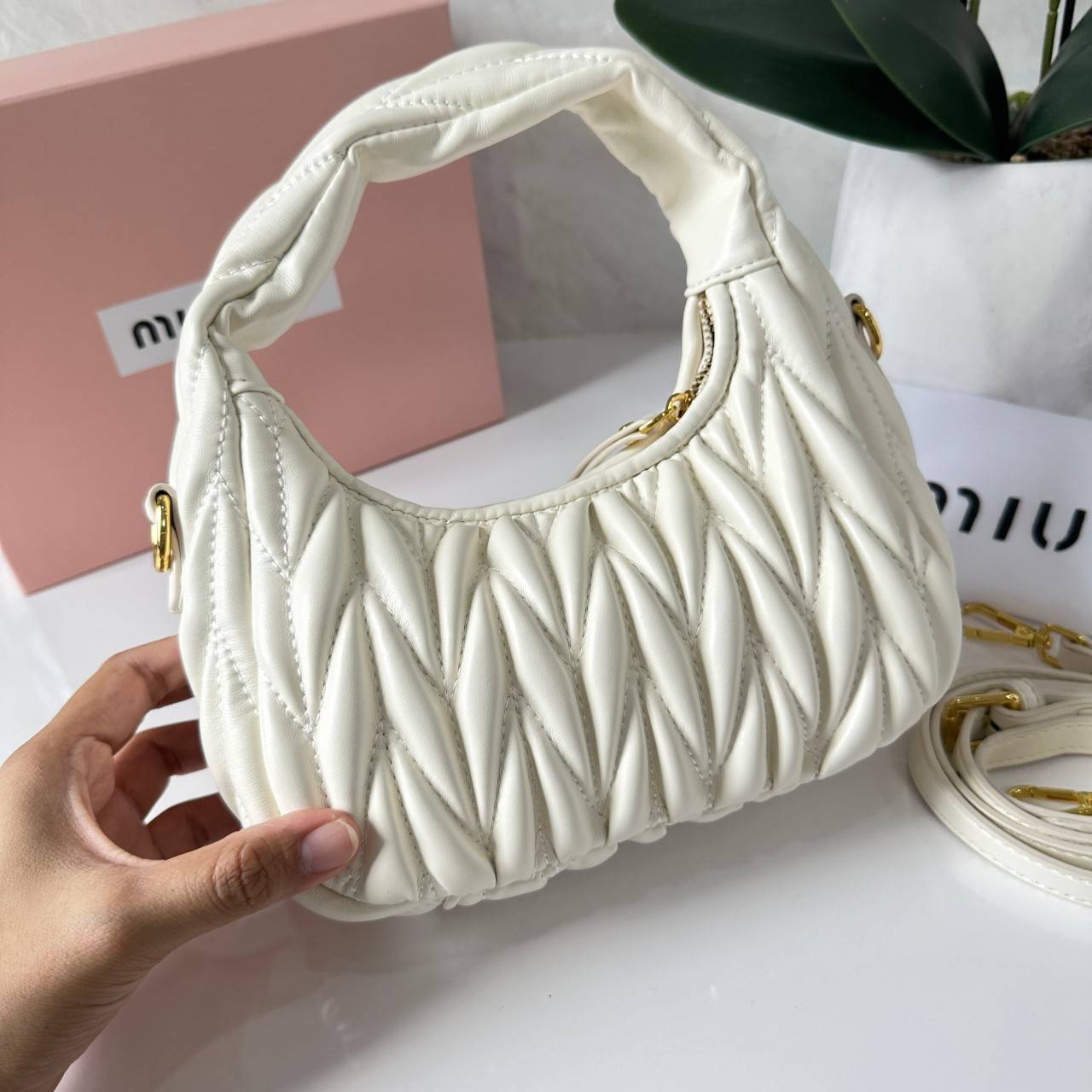 MIU MIU WANDER MATELASSÉ MINI HOBO BAG กระเป๋าถือ/กระเป๋าสะพายข้าง แบรนด์ดังจากอิตาลี ด้วยเอกลักษณ์ความโดดเด่น