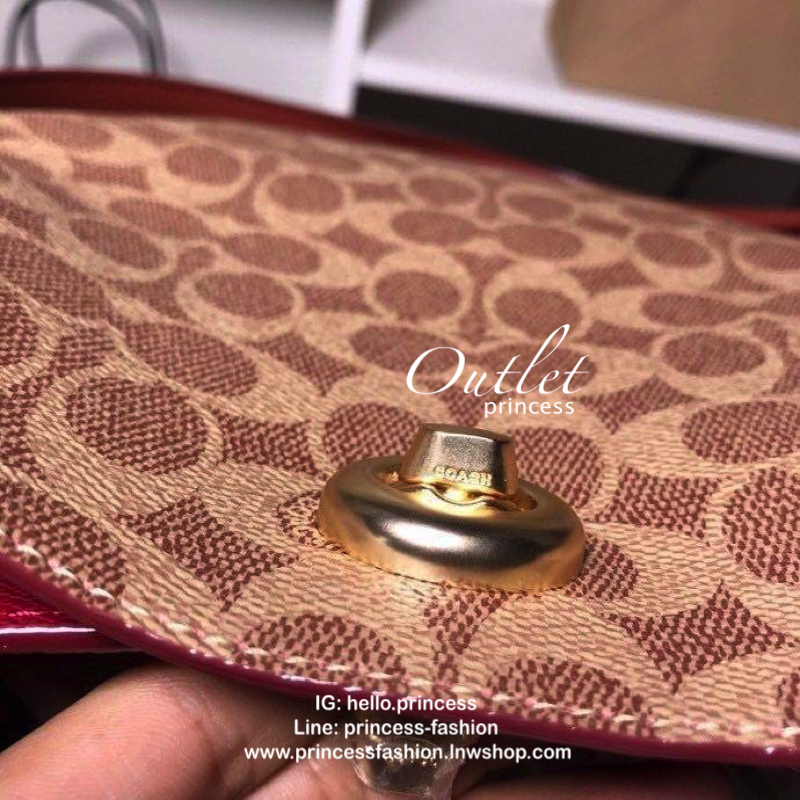 Coach Signature Canvas Print Charlie Bucket Bag New Item in outlet store!! กระเป๋าทรงขนมจีบสวย โดดเด่นด้วยลาย signature สามารถสะพายเป็น crossbody ได้ โดยสายสามารถปรับระดับได้ ภายในมีช่องใหญ่ 2 ช่อง เปิด เปิดปิดด้วยกระดุมแม่เหล็ก ภายในกว้าง กระเป๋าขนาดใหญ่