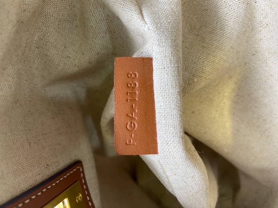 small CELINE TEXTILE BUCKET BAG / CELINE TEEN BUCKET in STRIPED TEXTILE WITH JACQUARD ดีไซน์ทรง Bucket small size เนื้อหนาแข็งแรง ภายในกว้างและจุใส่สัมภาระได้เยอะจุใจ อะไหล่แบรนด์สีทองสุดหรู