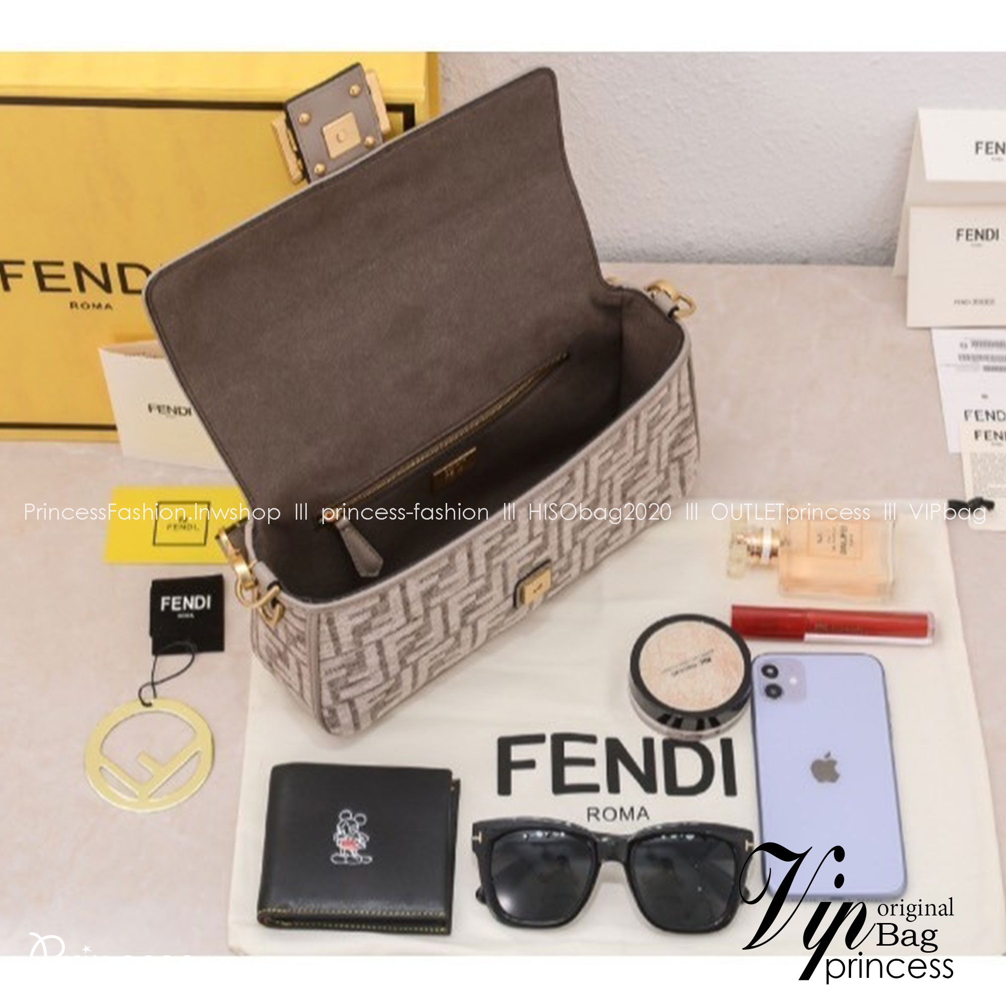 FENDI Baguette Dove grey FF tapestry fabric bag / FENDI Bag พร้อมส่ง กระเป๋าสะพายทรงแบคเกตต์ ดีไซน์ลวดลายมี texture หรูหราโดดเด่นน่าใช้ **สินค้าเกรดออริจินอล 1:1 สลับแท้