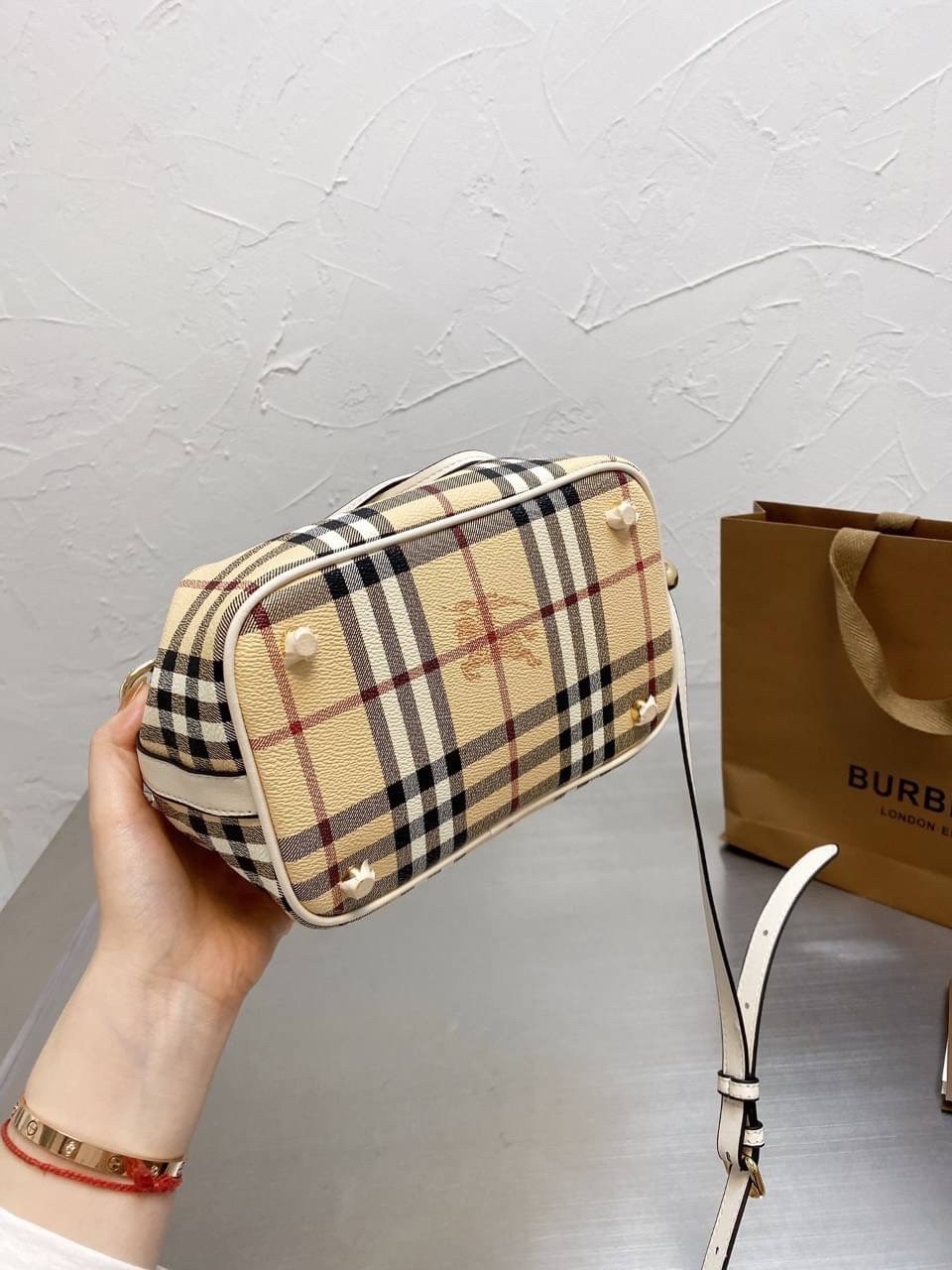 BURBERRY MINI BUCKET VINTAGE LEATHER BAG งานพรีเมียมกิ้ฟท์เคาเตอร์ น้ำหอมจากแบรนด์ วัสดุหนัง PVC ทรงขนมจีบสุดคิ้วท์ เนื้อหนาซับในอย่างดี กระเป๋าสามารถ จุของได้เยอะมาก ด้านในมีช่องซิปพร้อมช่องใส่ของอีกหนึ่งช่อง ถือแล้วสวยมากๆ จุของได้กำลังดี ทรงนี้ต้องมีติ