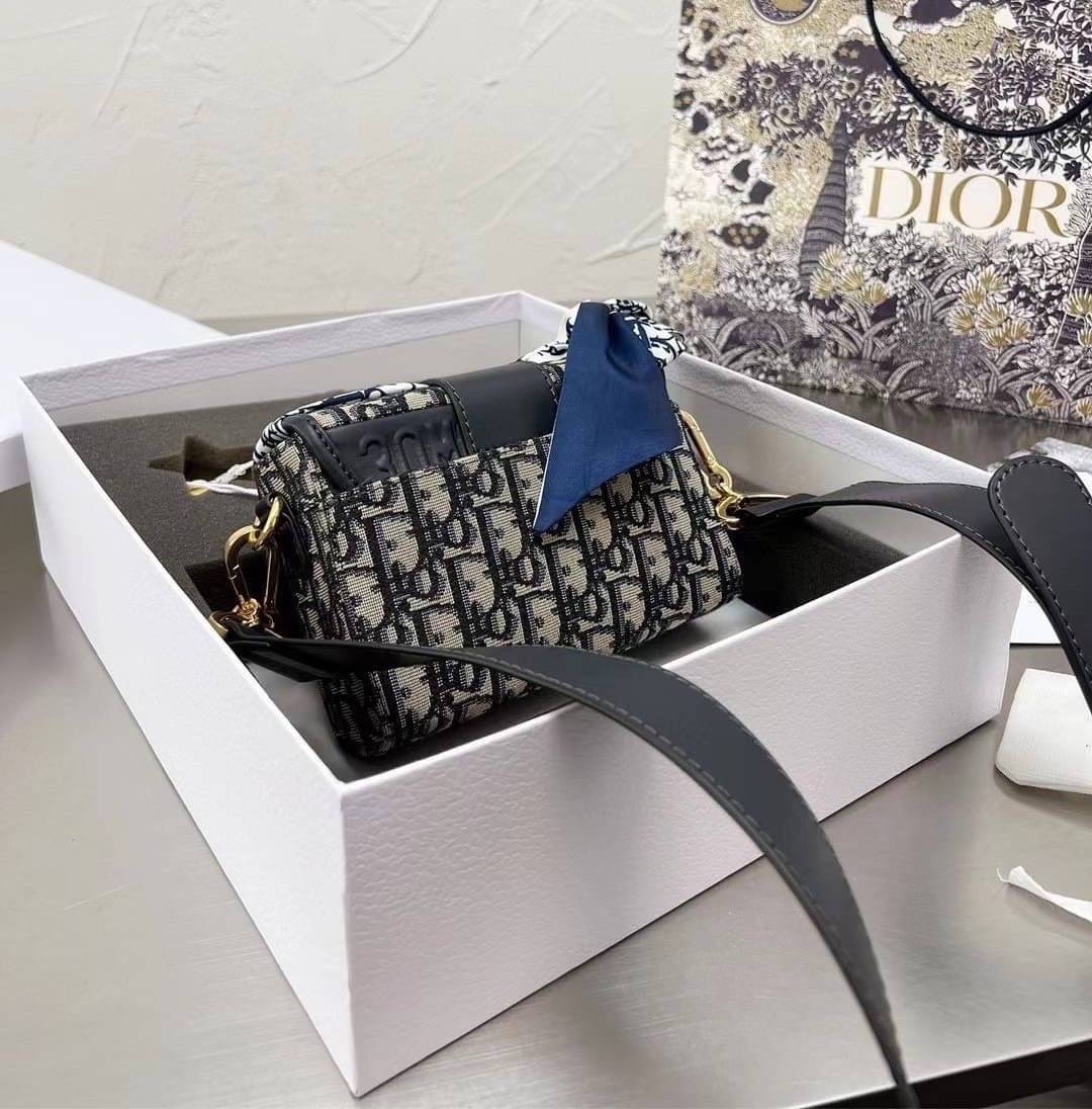 DIOR SET BAG / DIOR 30 Montaigne Box Bag / CD LIMITED EDITION GIFT BOX WITH GOLD STAR BOUTIQUE SET พร้อมเสิร์ฟครบชุด แรร์ไอเท็ม ที่ถูกรวมไว้ในหนึ่งเดียว กับ gift box limited จัดให้ทั้งกระเป๋าสะพายสุดหรู กระเป๋าสตางค์ใบสั้นรุ่นคลาสสิค ribbon เข้าเซ็ท และ g