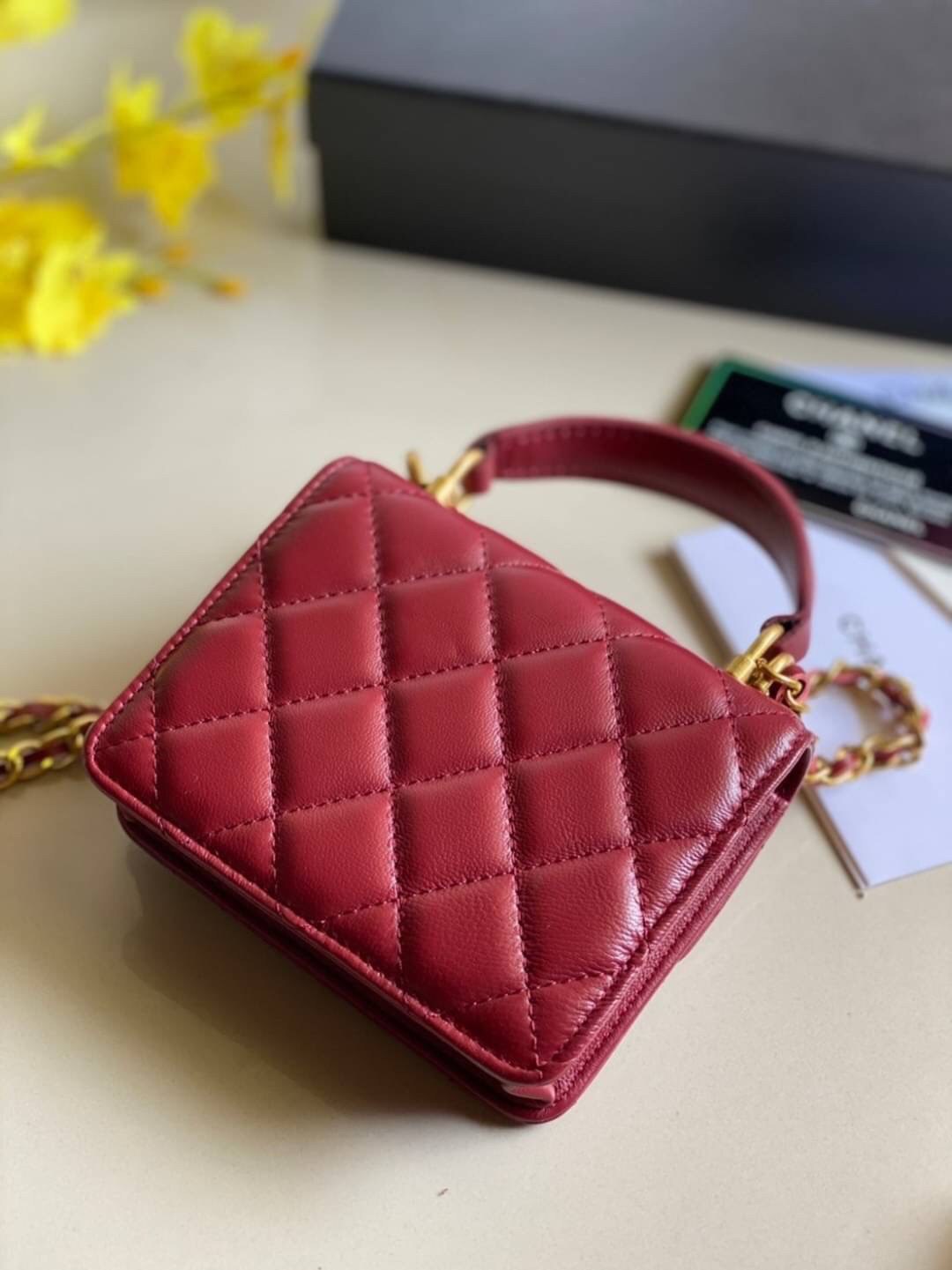 หนังแท้ VIP GIFT CHANEL MINI BLACK BAG รุ่นยอดนิยมไอเท็มฮิตวัสดุหนังแท้เรียบสวยคลาสสิคเปิดปิดด้วยฝาปิดกระดุมด้านหน้ามีโลโก้แบรนด์อะไหล่ทองสวยหรูดูดีมากกกก มาพร้อมสายโซ่ทองร้อยหนังจะสะพายไหล่ หรือ Crossbody ก็ดูดี ภายในโล่งกว้าง ตัวจริงสวยน่าใช้ Chanel min