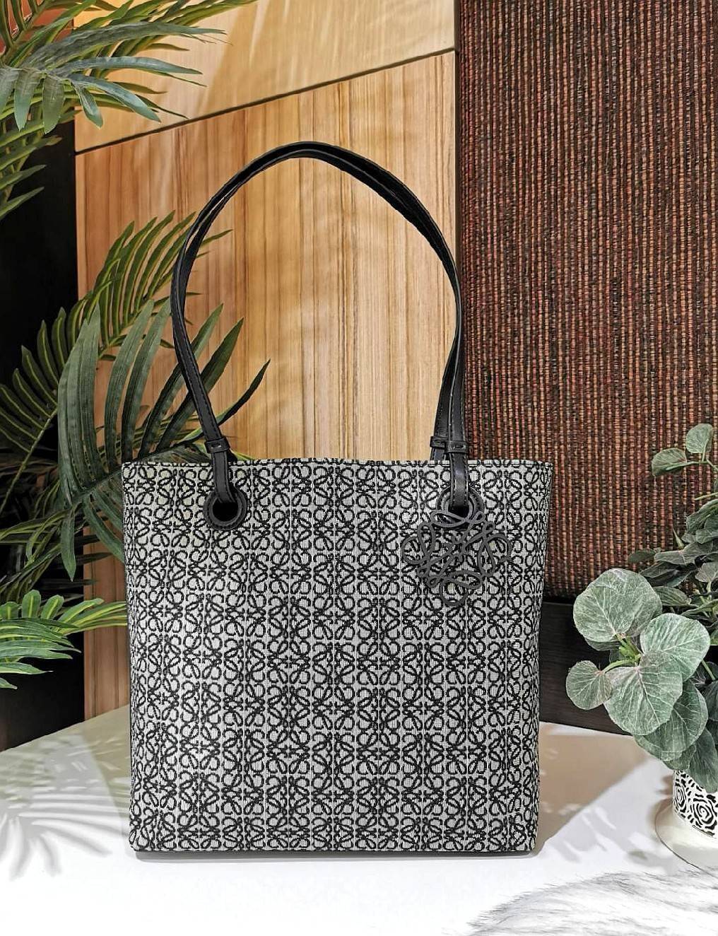 LOEWE ANAGRAM TOTE BAG VIP GIFT WITH PURCHASE GWP พรีเมี่ยมกิ๊ฟ Limited จาก LOEWE PERFUME DUTYFREE ไอเท็มใหม่! ดีไซน์สวยคงเอกลักษณ์ด้วยวัสดุ Anagram Canvas Jacquard Fabric ผสมผสานหนังแท้ Calfskin ลงตัวสุดคลาสสิค ขนาดกำลังดี น้ำหนักเบา ใส่เอกสาร A4 Noteboo
