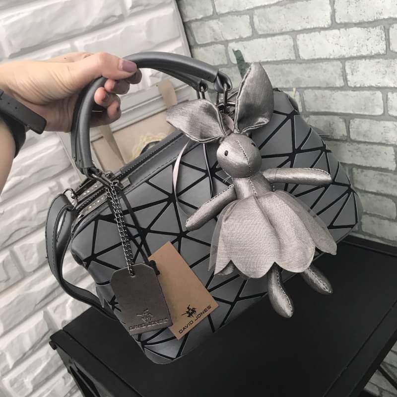 ☃ #กระเป๋าจากงานOutletแท้ 🎈#ภาพถ่ายจากงานขายจริงทั้งหมดนะคะ 🎄 สีเข้าใหม่รุ่น หายากคะ 👍ทรง speedy ขายดี น่ารักมาก สี Metallic grey ( สีเทาเข้มคะ ) มาพร้อมกระต่ายเข้า set เลิศคะ กระเป๋า จากแบรนด์ David Jones กระเป๋าสะพายข้างดี