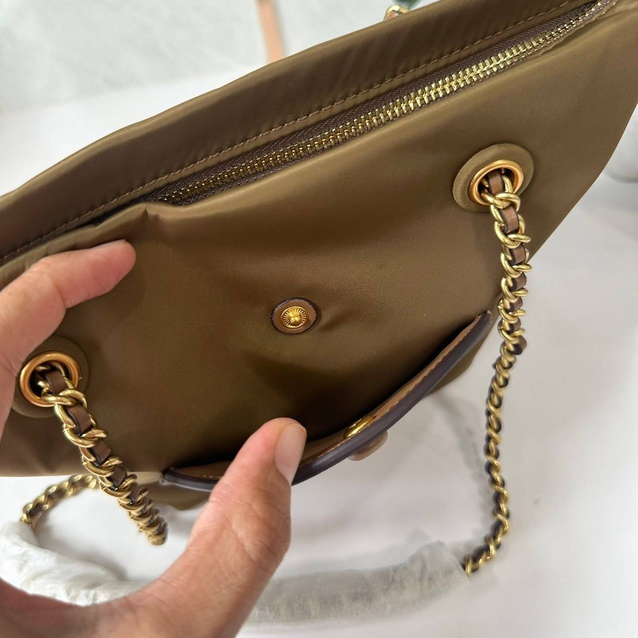 TORY BURCH Ella Chain Crossbody Nylon Bag กระเป๋าคล้องไหล่สายโซ่หรูหราโดดเด่นด้วยโลโก้หนังด้านหน้า สามารถปรับสะพายคอสบอดี้ สะพาลไหล่ได้