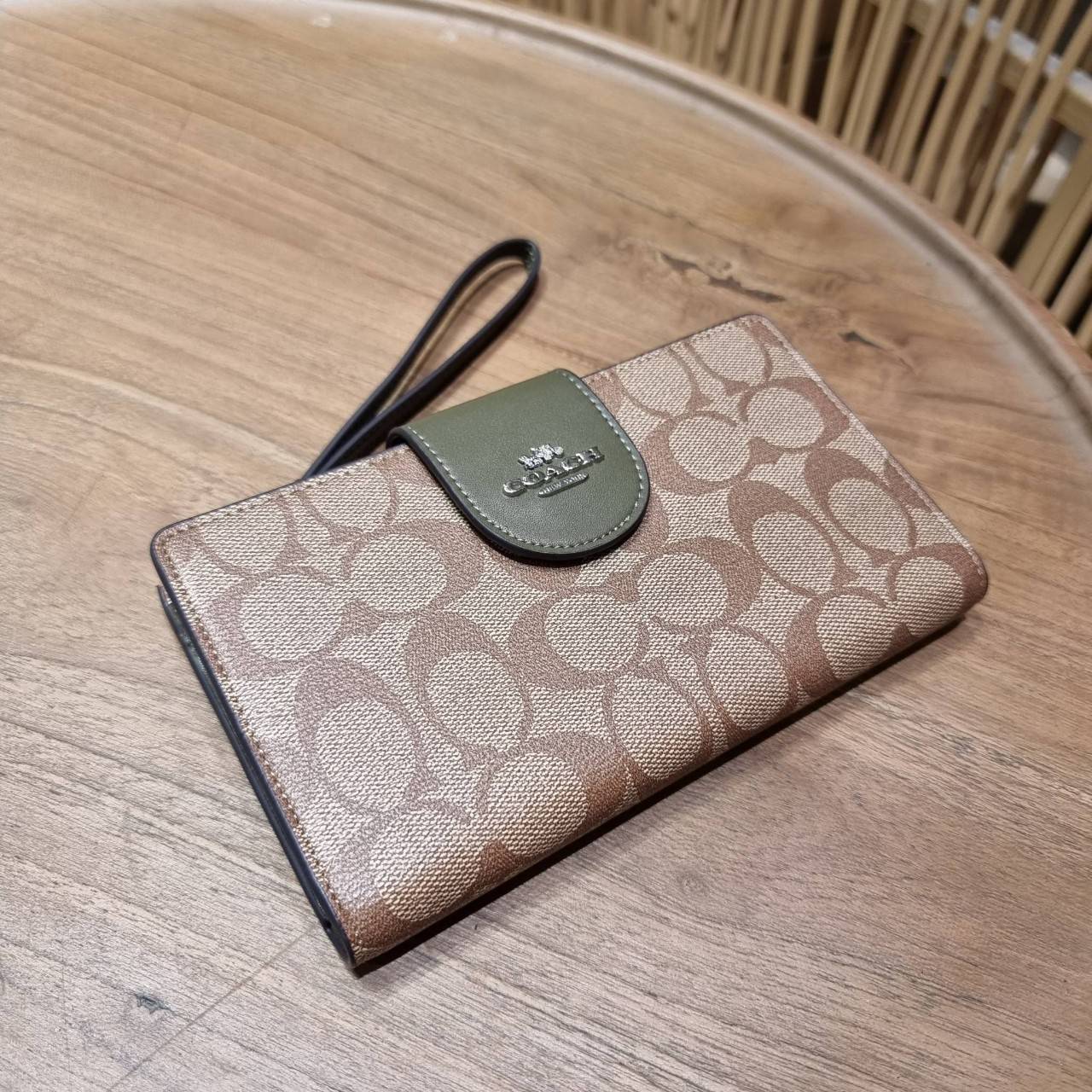 พร้อมส่ง 7 สี COACH C2874 TECH WALLET IN COLORBLOCK SIGNATURE CANVAS จัดให้สีใหม่ก่อนใคร!! ดีไซน์ใหม่ คอลเลคชั่นสวยหรู กระเป๋าสตางค์พร้อมสายคล้องมือ ง่ายต่อชีวิตมากจ้า!! มันดีอะไรเบอร์นี้ ใส่ได้ทั้งบัตร และโทรศัพท์ก็ใส่ได้ทุกรุ่น แถมยังมีช่องซิปแยกไปอีก ช