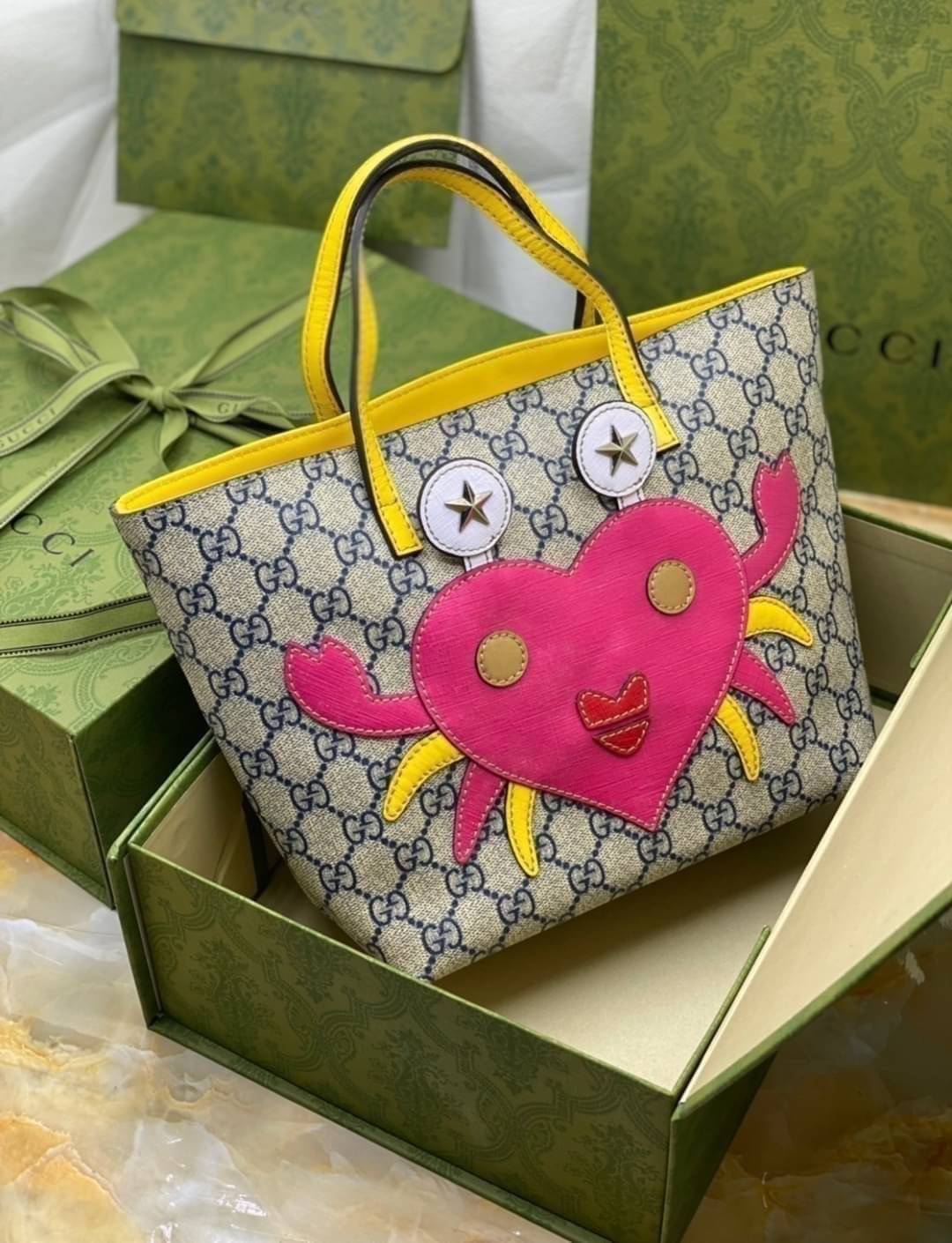 (รวมแบบ) หนังแท้ GUCCI Animal-Friendly Gucci Kid GG Supreme Tote Bag ลายใหม่น่ารักมากเลยค่าา งานหนังแท้ทรงตั้งสวย ขนาดกะทัดรัด จุของได้เยอะ ใช้ได้ทั้งเด็กและผู้ใหญ่ น่ารักมากค่ะ