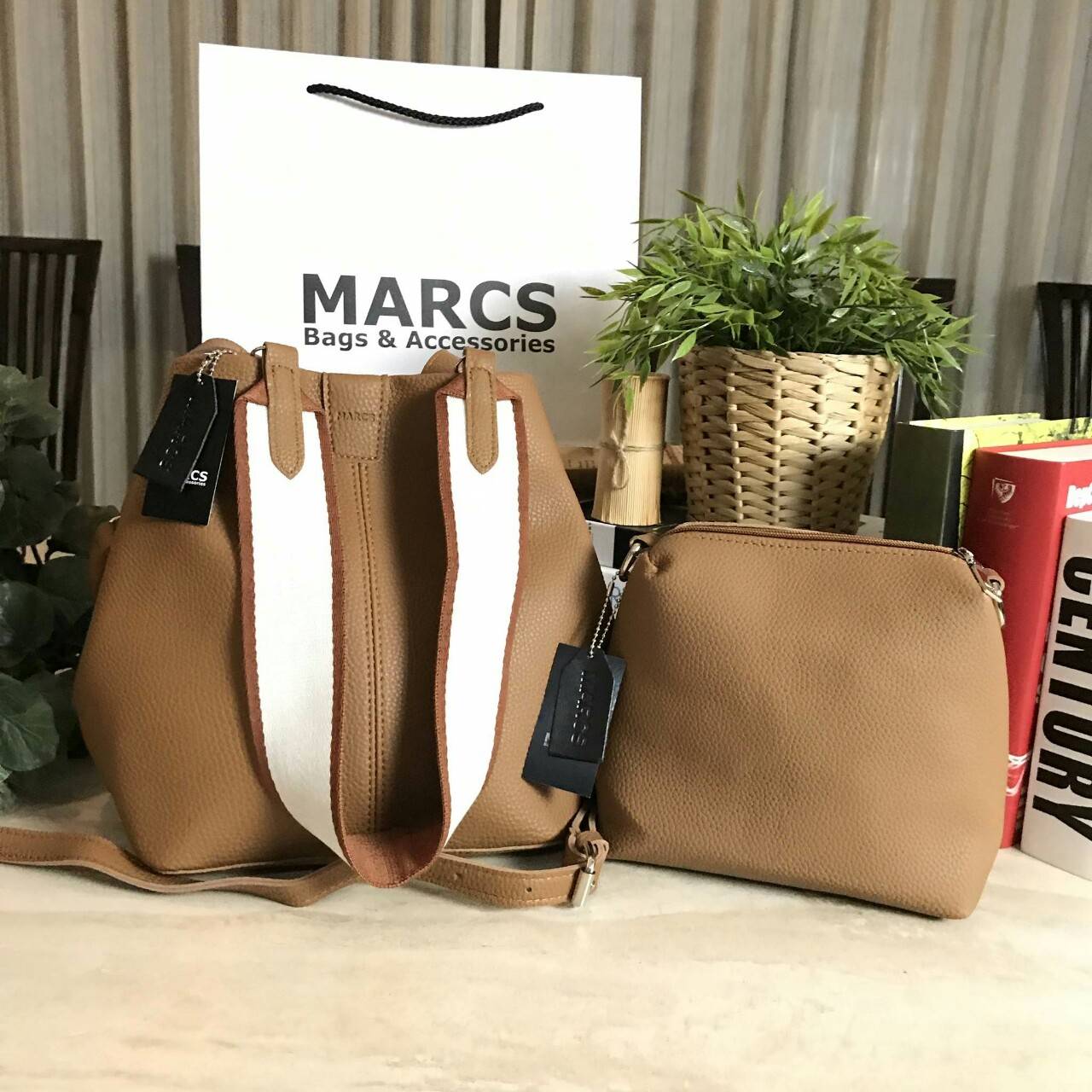 MARCS 2WAYS SHOULDER BAG 2018 New arrival กระเป๋าถือหรือสะพาย 2 in 1 รุ่นใหม่ล่าสุด ดีไซน์สไตล์ Hermes สุดคลาสสิค ซื้อ 1 ได้ถึง 2 ใบ ทั้งใบใหญ่ & ใบเล็กเข้าชุดกัน พร้อมสายสะพาย 2 แบบ 2 สไตล์สลับใช้ได้ไม่จำเจ วัสดุหนังแกะสังเคราะห์นิ่มสวย ขนาดกำลังดี ใบใหญ