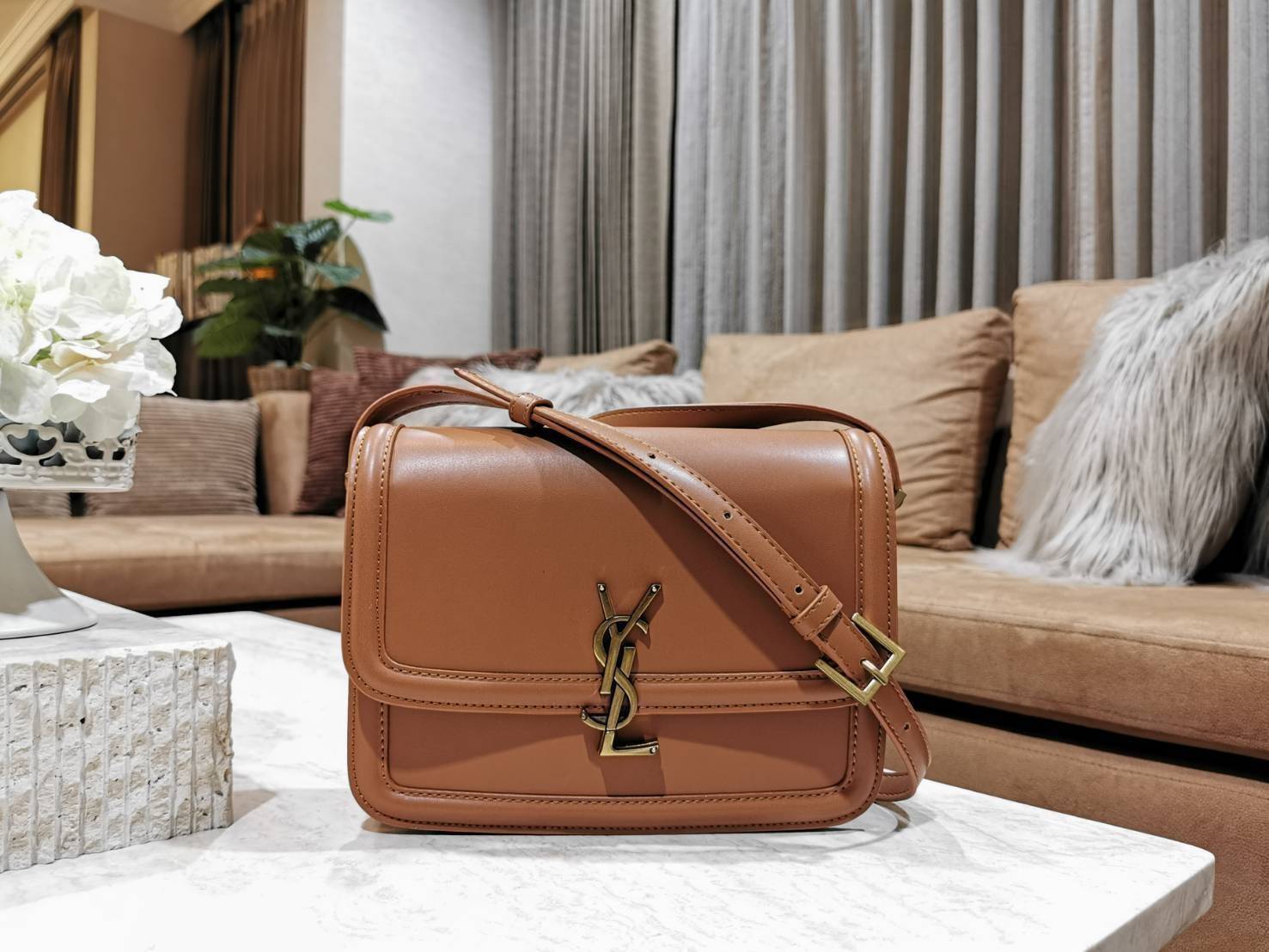 VIP 】YVES SAINT LAURENT BAG VIP GIFT WITH PURCHASE (GWP) Must Have! พร้อมส่งความสวย..items หายาก! พรีเมี่ยมกิ้ฟ Limited จาก YSL DUTY FREE COUNTER วัสดุหนังแท้ Calf skin ทรงสี่เหลี่ยมหนังสวยหรูอยู่ทรงเปิดปิดด้วยฝาปิดโลโก้แบรนด์อะไหล่ทอง ภายในโล่งมีLogo มีช