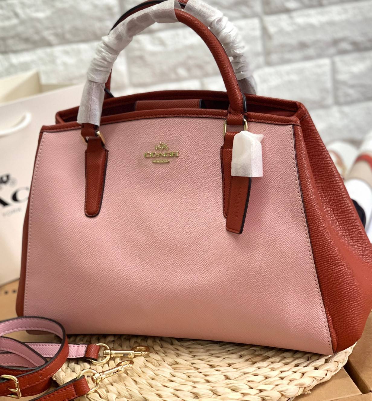 COACH HANDBAG//SHOULDER BAG ((28470)) กระเป๋าหิ้ว//สะพายไหล่ วัสดุหนังแท้ หนังนิ่ม น้ำหนักเบา ใบใหญ่กำลังดีค่ะ ปากกระเป๋าเป็นแบบกระดุมแม่เหล็ก ภายในมี2ช่องใหญ่ ค่อนข้างกว้าง ใส่ของได้ครบเลยทีเดียวค่ะ มีเป็นช่องซิปกลางหนึ่งช่อง และช่องใส่ของจุกจิกได้อีก3ช่