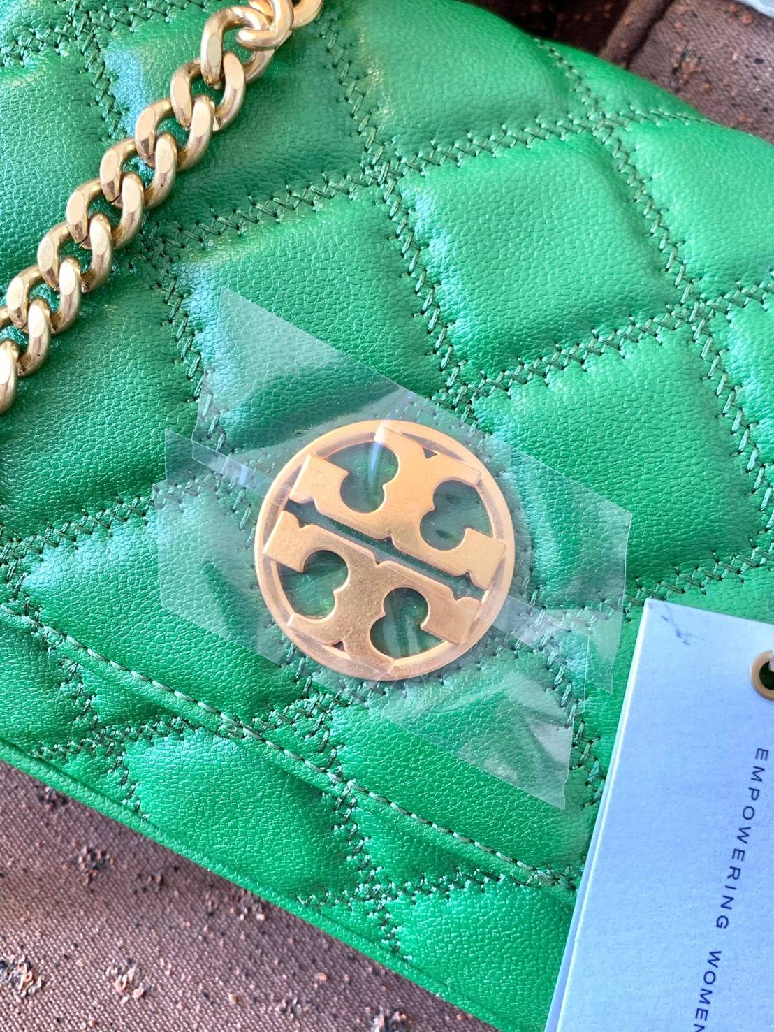 Tory Burch Willa Mini Top Handle Bag พร้อมส่งที่ไทย ใบจริงคือสวยสุดดไปเลยค่าา! กระเป๋าสะพายข้างหรือหิ้วก็เก๋ไปอีกเลยค่ะ! หนังแท้อย่างดี ลายนวมนิ่มมือดีมากค่ะ ด้านหน้ามีอะไหล่โลโก้แบรนด์ เปิดปิดกระเป๋าแบบกระดุมแม่เหล็ก ภายในสามารถใส่กระเป๋าเงินใบกลางได้;มื