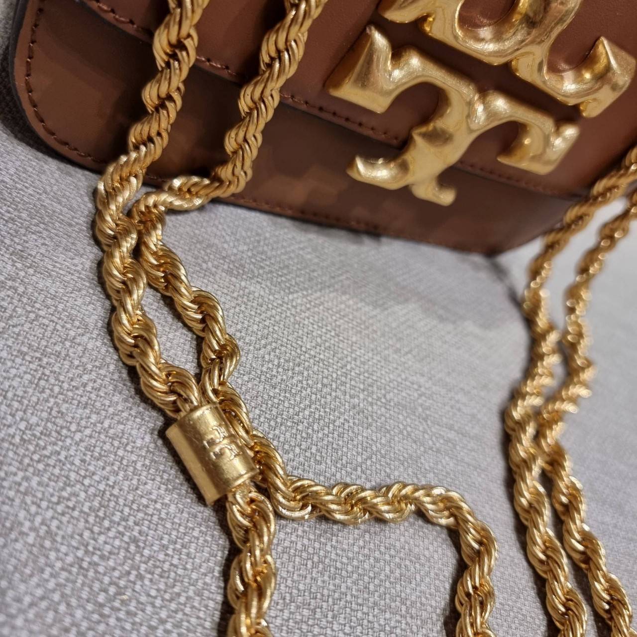 TORY BURCH ELEANOR SMALL CONVERTIBLE SHOULDER BAG ฮอตไอเท็ม รุ่นนี้ขายดีขายหมด คัมแบค!! สวยหรู คุณหนู ผู้ดี!! หายากมากที่สุด!! กระเป๋าสะพายข้าง ดีไซน์อยู่ทรง ขนาดกำลังสะดวกใช้สำหรับสาว วัสดุหนังแท้เต็มใบ สีทูโทน เปิด-ปิดด้วยแถบแม่เหล็ก ภายในแบ่งสัดส่วนได้