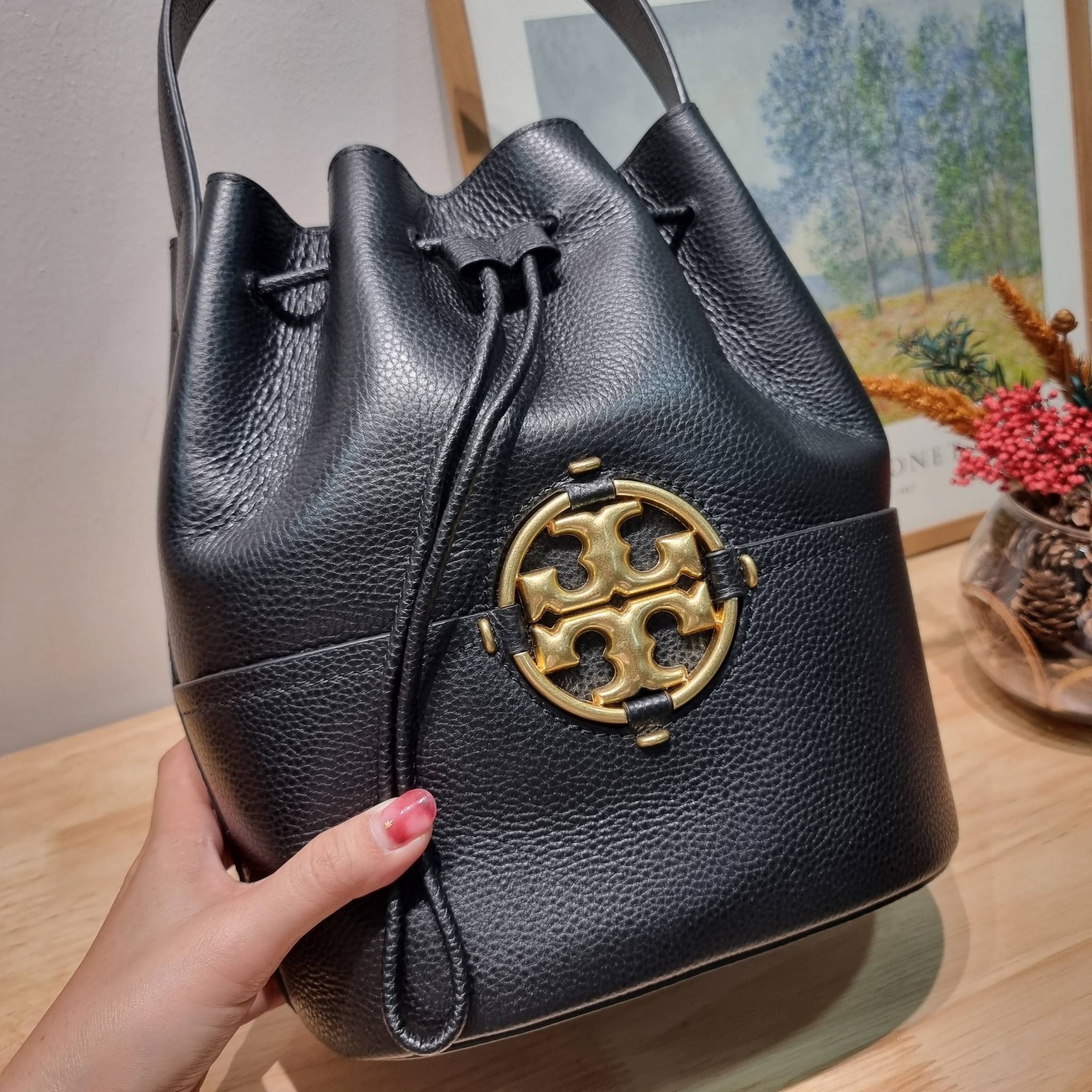 TORY BURCH MILLER BUCKET BAG / Tory Burch Bag รุ่นยอดนิยม สวยหรู ดูผู้ดี กับกระเป๋าสะพายบัคเก็ตใบใหญ่ โดดเด่นด้วยโลโก้สีทอง รูปทรงคลาสสิค ใช้งานง่ายด้วยหนังรูด