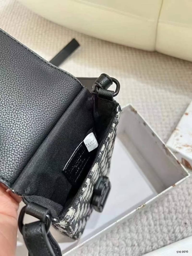 DIOR Phone Bag / DIOR Saddle Vertical Pouch With Strap Oblique Jacquard กระเป๋าสะพายใส่โทรศัพท์แฝงความหรูตามเอกลักษณ์แบรนด์ ได้ใจหนุ่มๆไปเลยใบนี้!! หลงรักตั้งแต่แรกเห็นมีอยู่จริง!! สะพายข้างคูลๆ พกพาไปไหนๆได้สะดวก คล่องตัวกว่าเดิม