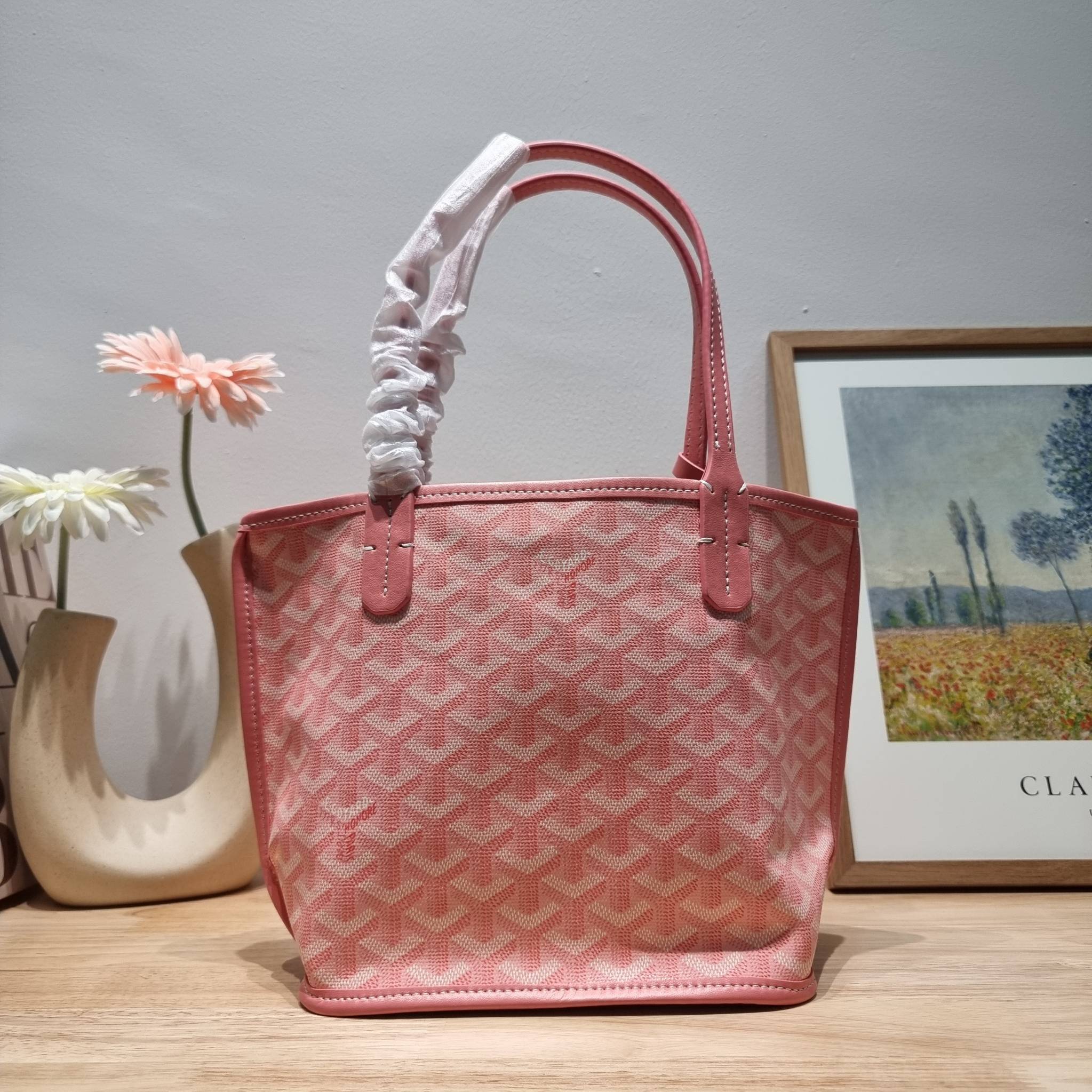 GOYARD MINI ANJOU REVERSIBLE TOTE ฮอตไอเท็ม กับกระเป๋าสะพายทรงโท้ท ไซส์มินิ กะทัดรัดมาก มาครบสีขายดี เลิศทุกสี รูปทรงคลาสสิค ดีไซน์เป็นเอกลักษณ์ ใช้งานได้หลากหลาย สามารถกลับด้านใช้ได้แบบไม่มีเบื่อ