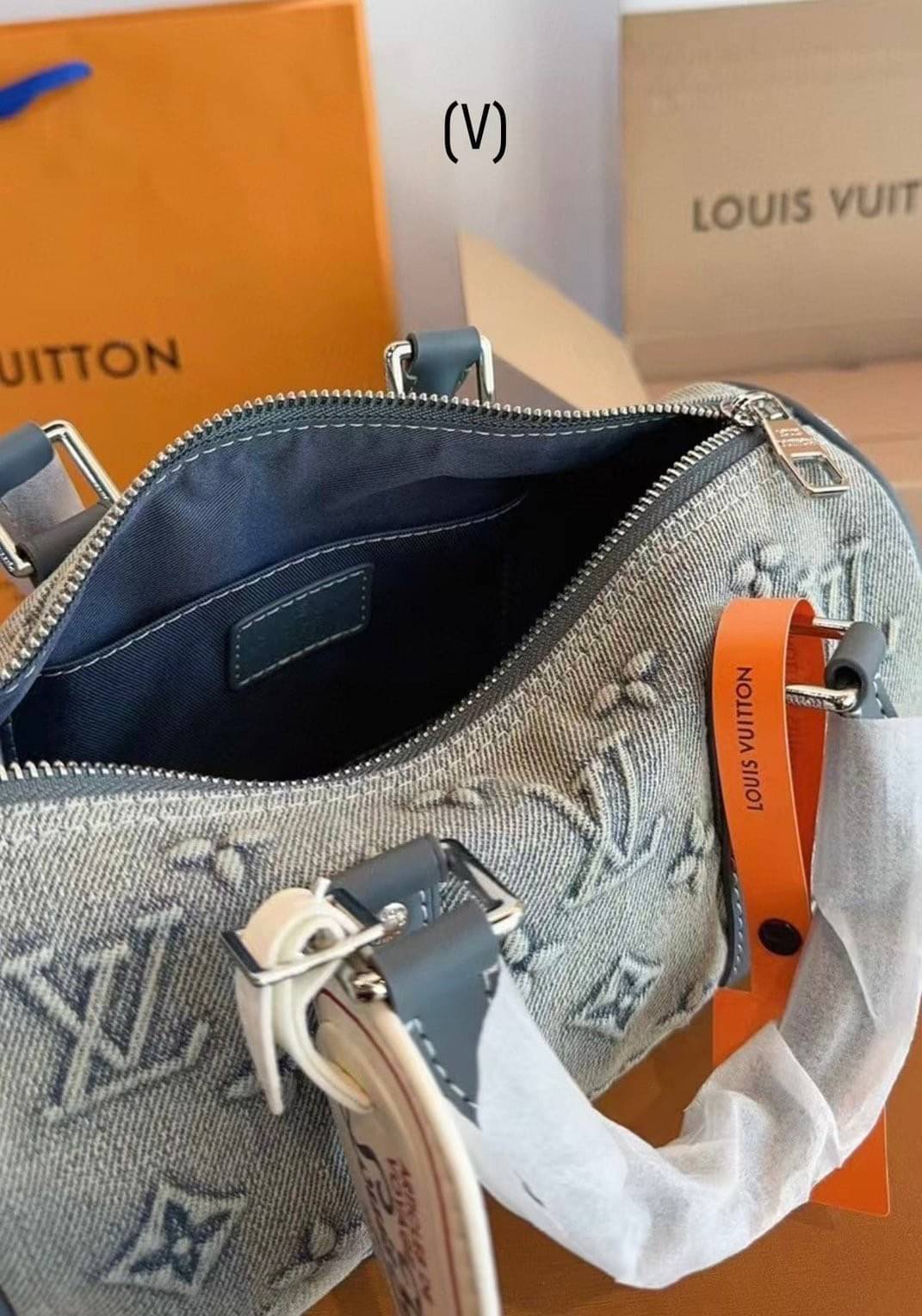 LV Bandouliere 25 Monogram Denim Bag กระเป๋าสะพายทรงหมอนเดนิมซีดสไตล์วินเทจ ปั้มนูนโลโก้ลายโมโนแกรม ใหม่ล่าสุด มาแรงม้าก! -- [รับตัวแทนกระเป๋า]