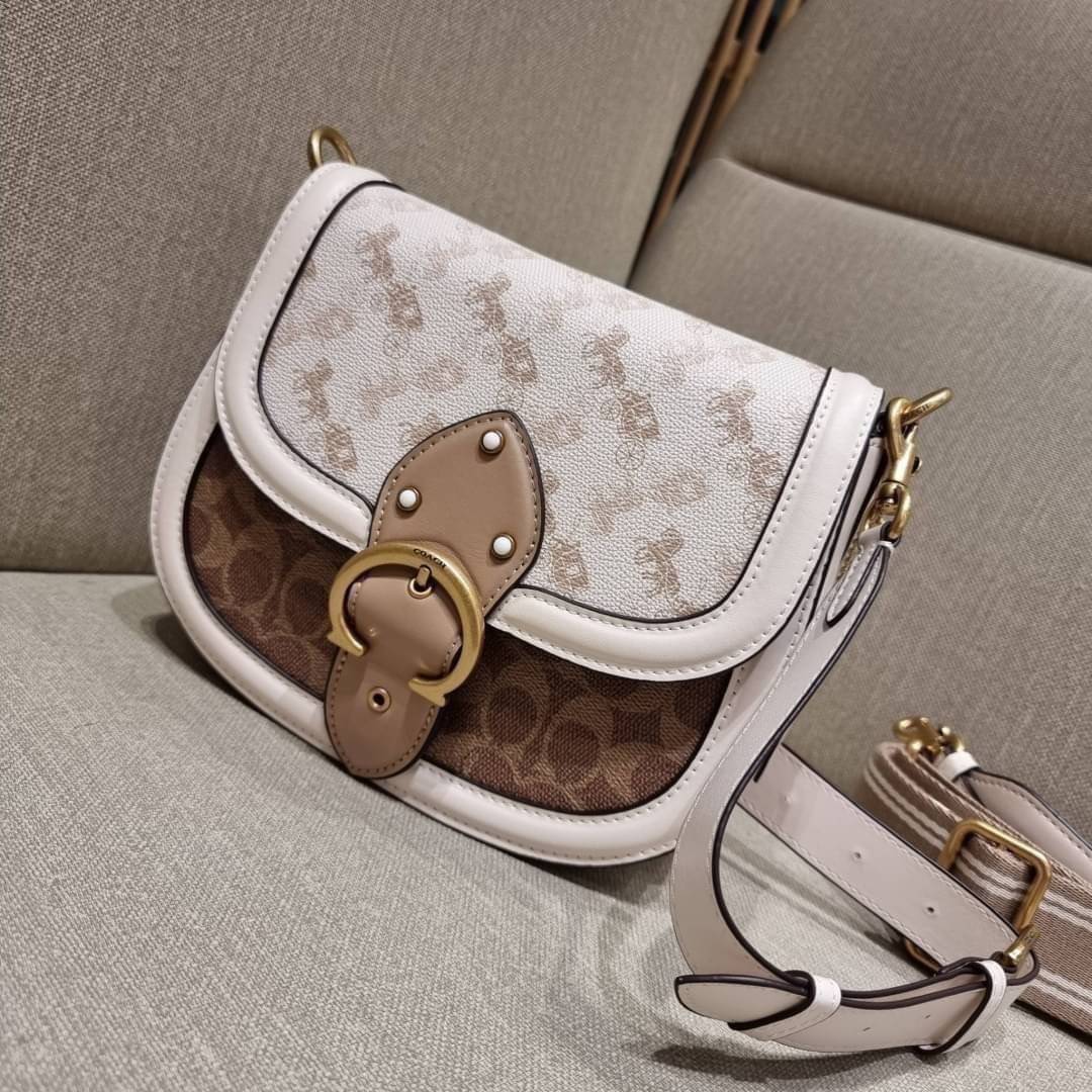 COACH C3837 BEAT SADDLE BAG WITH HORSE AND CARRIAGE PRINT The best item! ที่สาวๆรอคอย! ฮอตไฟลุก! สีหายาก ละมุนคุณหนู คอลเลคชั่นใหม่ ดีไซน์หรูหรา พิเศษมากๆมาพร้อมสายสะพาย 2 เส้น ใช้คู่กันหรือแยกสะพายก็สวยครบสูตร กระเป๋าสะพายทรง saddle คลาสสิค เปิด-ปิดด้วยก