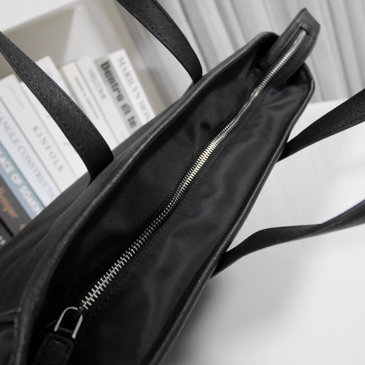 PRADA TOTE NYLON BAG งานใบใหญ่สำหรับคนชอบพกของเยอะมาแล้วค่า เป็นกระเป๋าผ้าไนล่อน ตั้งอยู่ทรงสวย หลงรักเลยคะ สะพายไหล่ได้ ถือก็สวยๆ ใช้แล้วสวยมากๆ