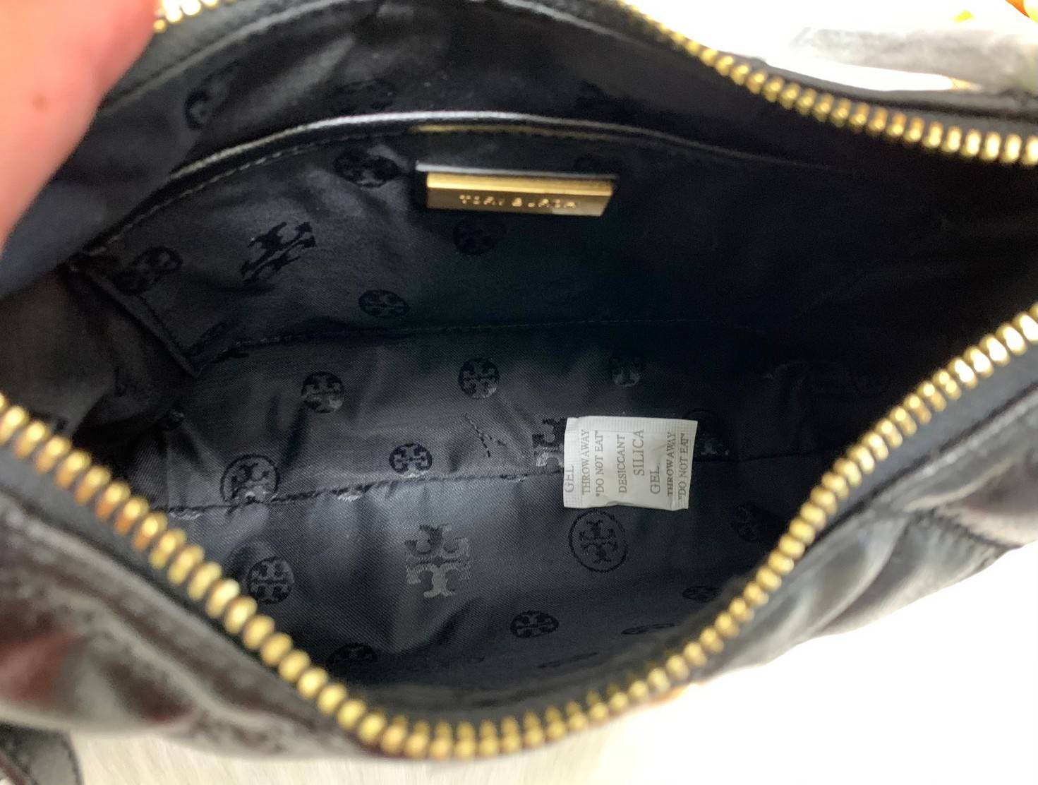 TORY BURCH WILLA MINI HOBO พร้อมส่งที่ไทย น้องน่ารัก กระทัดรัด น่าใช้มากๆเลยค่าา! กระเป๋หิ้วหรือสะพายข้างได้ ทรสวย หนังแท้อย่างดี หนังนิ่มลายนวม สวยมากๆค่ะ เปิดปิดกระเป๋าแบบซิป ภายในโล่งสามารถใส่กระเป๋าเงินใบยาวได้;ของจำเป็นอื่นๆได้พอประมานเลยนะคะ พร้อมช่