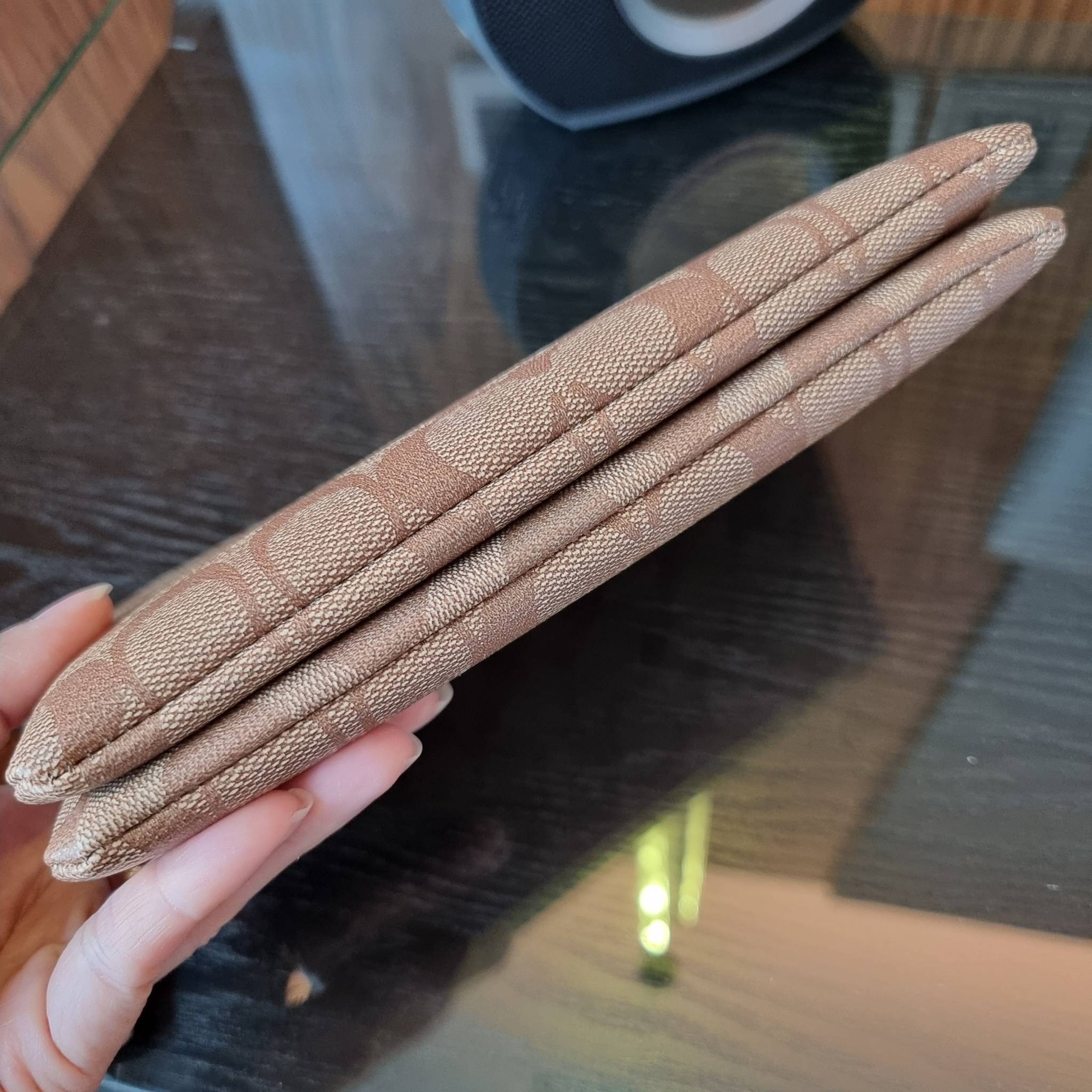 COACH F54057 DOUBLE ZIP WALLET IN SIGNATURE กระเป๋าคล้องมือ size L ใบนี้ใส่มือถือได้ทุกรุ่น ขนาดกำลังดี พกพาสะดวกมากๆ วัสดุหนังสังเคราะห์ ภายในเป็นผ้าสีสวยคม ใส่ธนบัตร ใส่บัตรได้เยอะ ใส่มือถือได้สบายๆทุกรุ่น ตอบโจทย์สาวๆที่ไม่ชอบพกเยอะวุ่นวายจ้า ใบนี้เอาอ