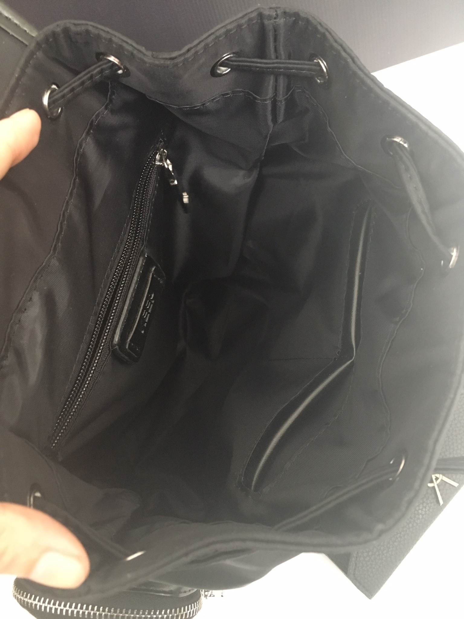 รุ่นใหม่ล่าสุดเลย ห้ามพลาดเลยน๊า !!! สาวๆ ที่กำลังหากระเป๋าเป้ น้ำหนัก ดีไซด์เก๋ๆ เข้ากับชุดได้ง่ายใบนี้เป็นทางเลือกที่ดีเลยค่า 👄 =>> ตัวกระเป๋า เป็นผ้าไนล่อนนาโน เนื้อหนาทนทานกันน้ำได้ แถมหูจับกระเป๋าทำจาก หนังแท้เนื้อดี ลายหนังชัด ทำให้มีค