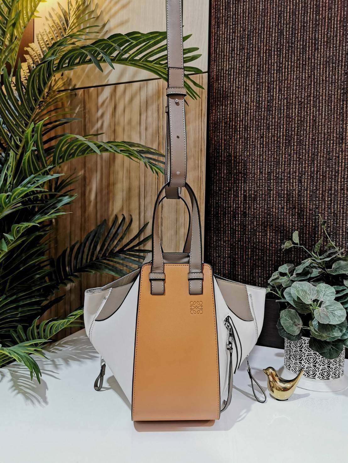 LOEWE HANDLE & SHOULDER BAG GIFT WITH PURCHASE (GWP) กระเป๋าถือหรือสะพายหนังแท้พรีเมี่ยมกิ๊ฟ Limited จาก LOEWE PERFUME DUTYFREE รุ่น Rare items สุดๆวัสดุหนังแท้ Calfskin หนังสวยดีไซน์มีเอกลักษณ์ ใบใหญ่กำลังดี น้ำหนักเบา สามารถปรับได้หลายทรง ด้านข้างมีซิปป